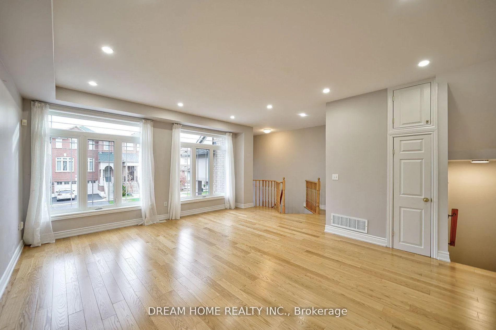 Photo 3 of 290 Harbord Street, Markham, Berczy — HOMEH