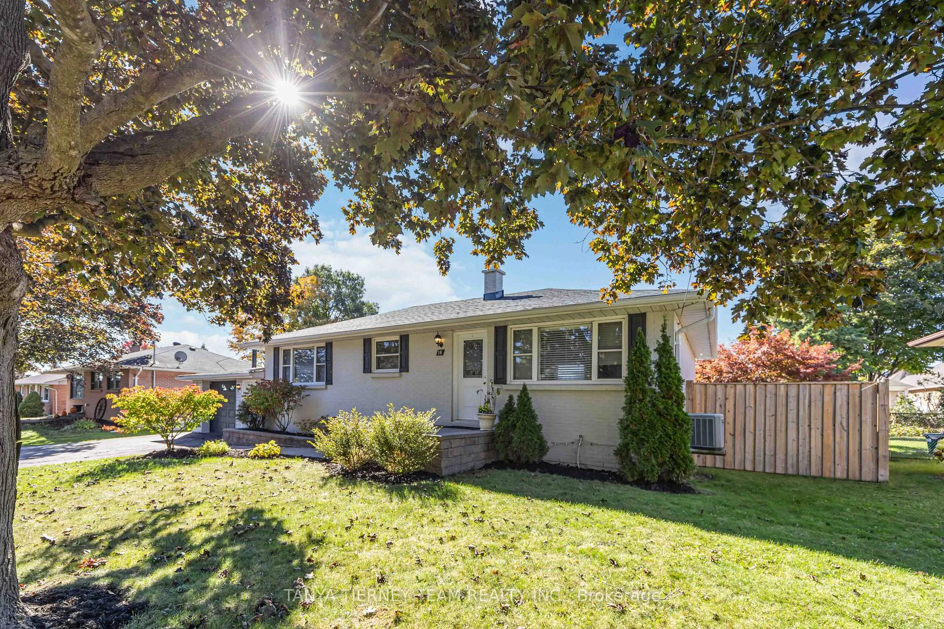 Photo 5 of 14 Ferguson Avenue, Whitby, Brooklin — HOMEH