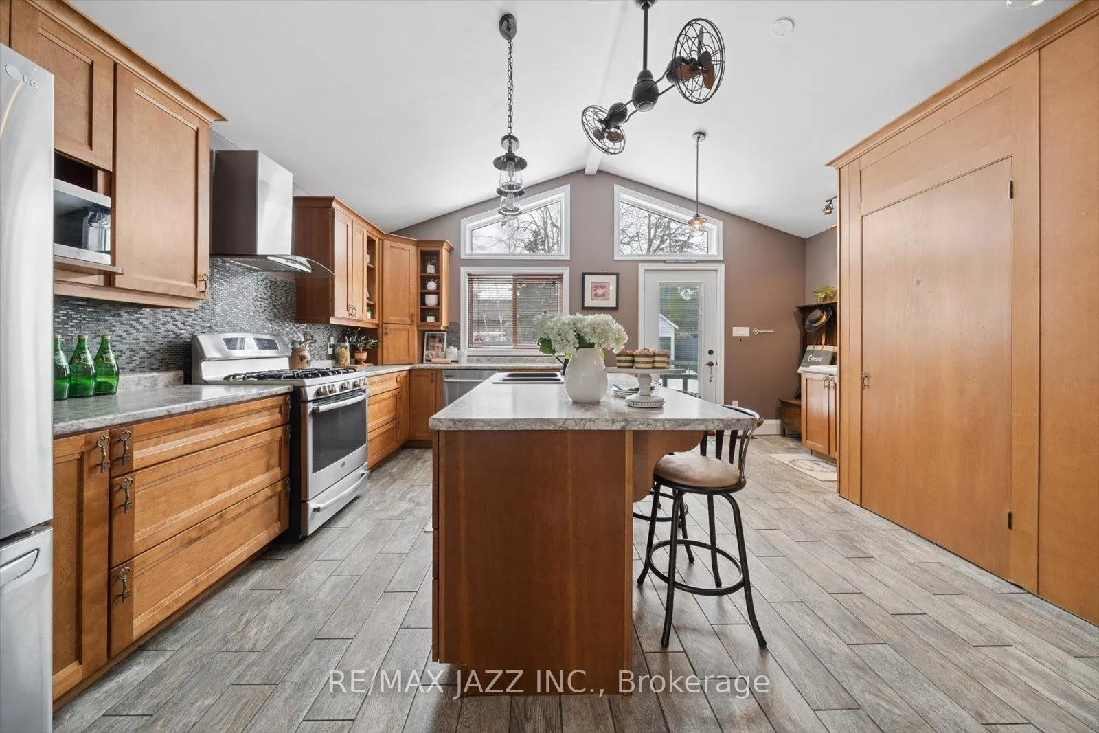 Photo 15 of 566 Masson Street, Oshawa, O'Neill — HOMEH