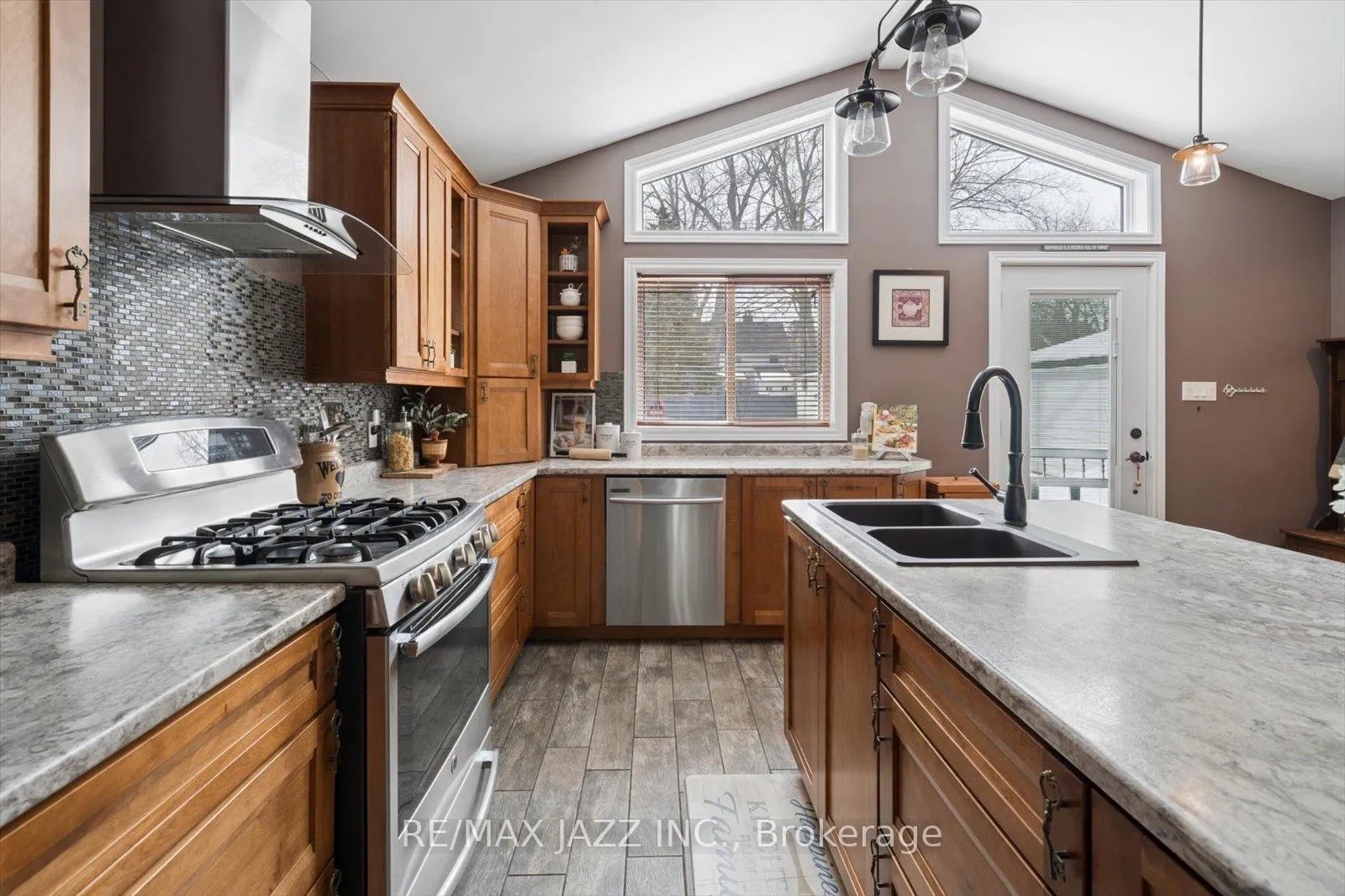Photo 17 of 566 Masson Street, Oshawa, O'Neill — HOMEH
