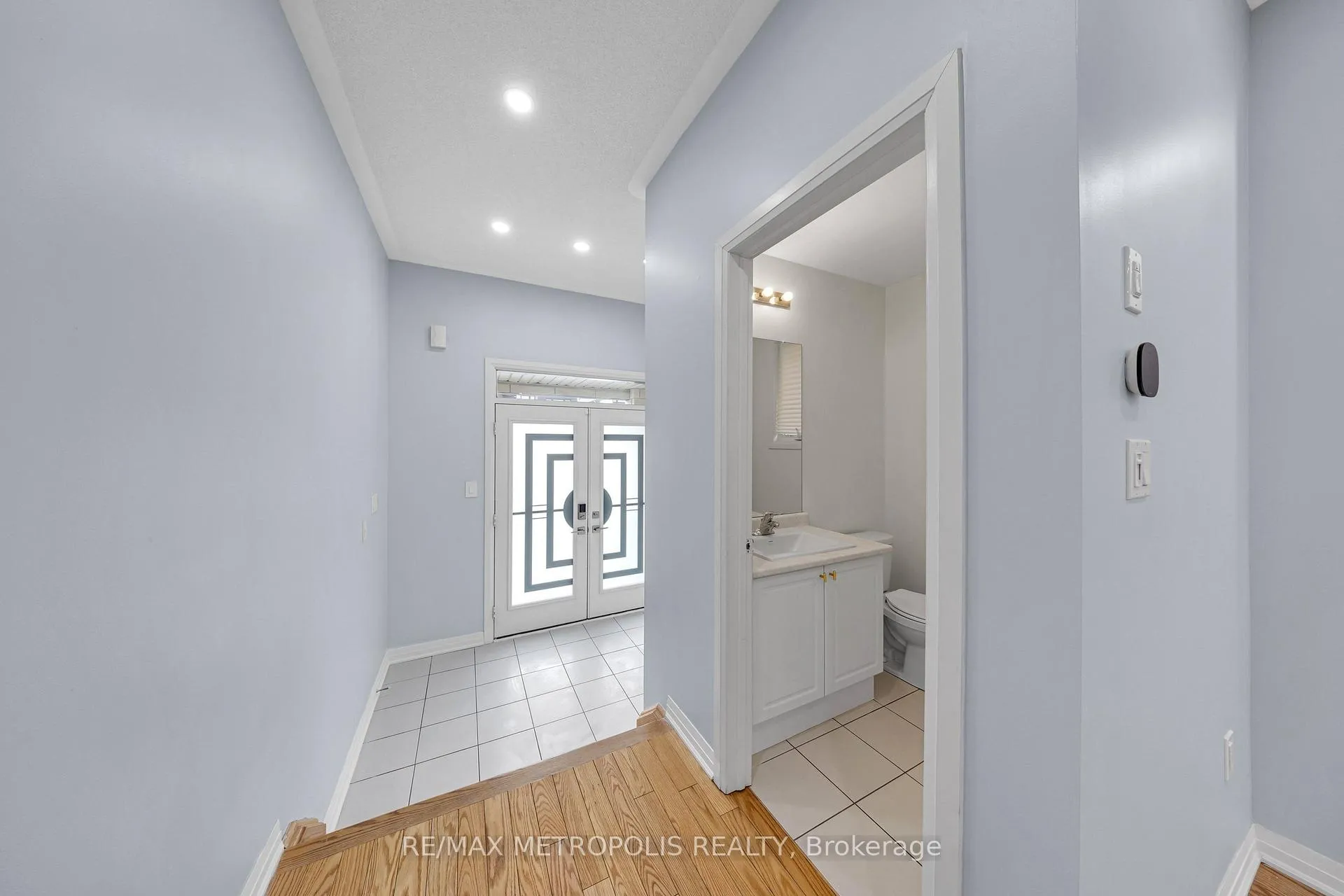 Photo 5 of 35 Clipper Lane, Clarington, Bowmanville — HOMEH