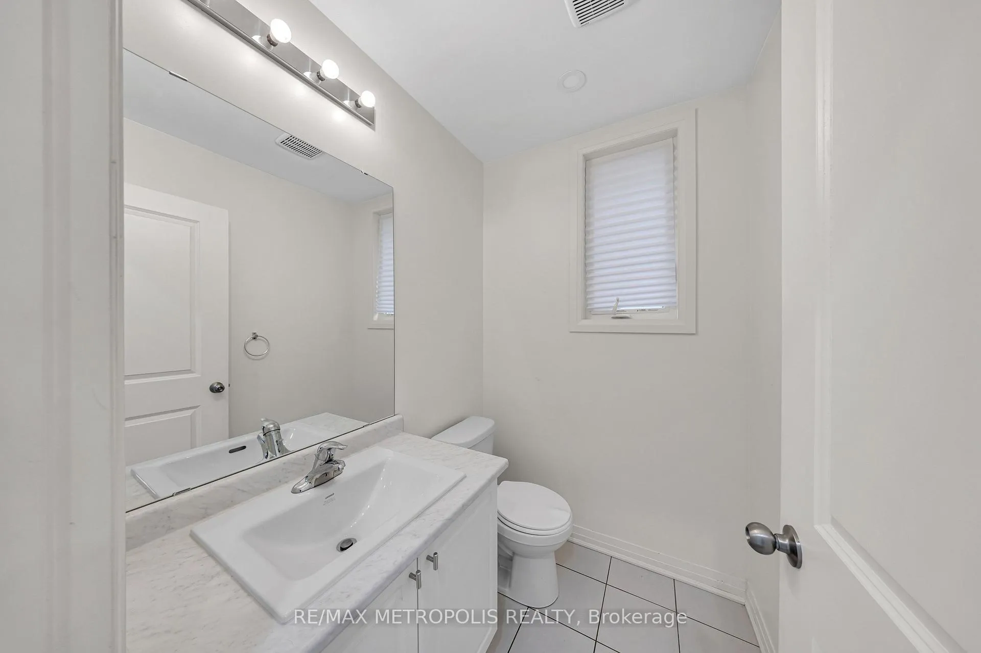 Photo 6 of 35 Clipper Lane, Clarington, Bowmanville — HOMEH