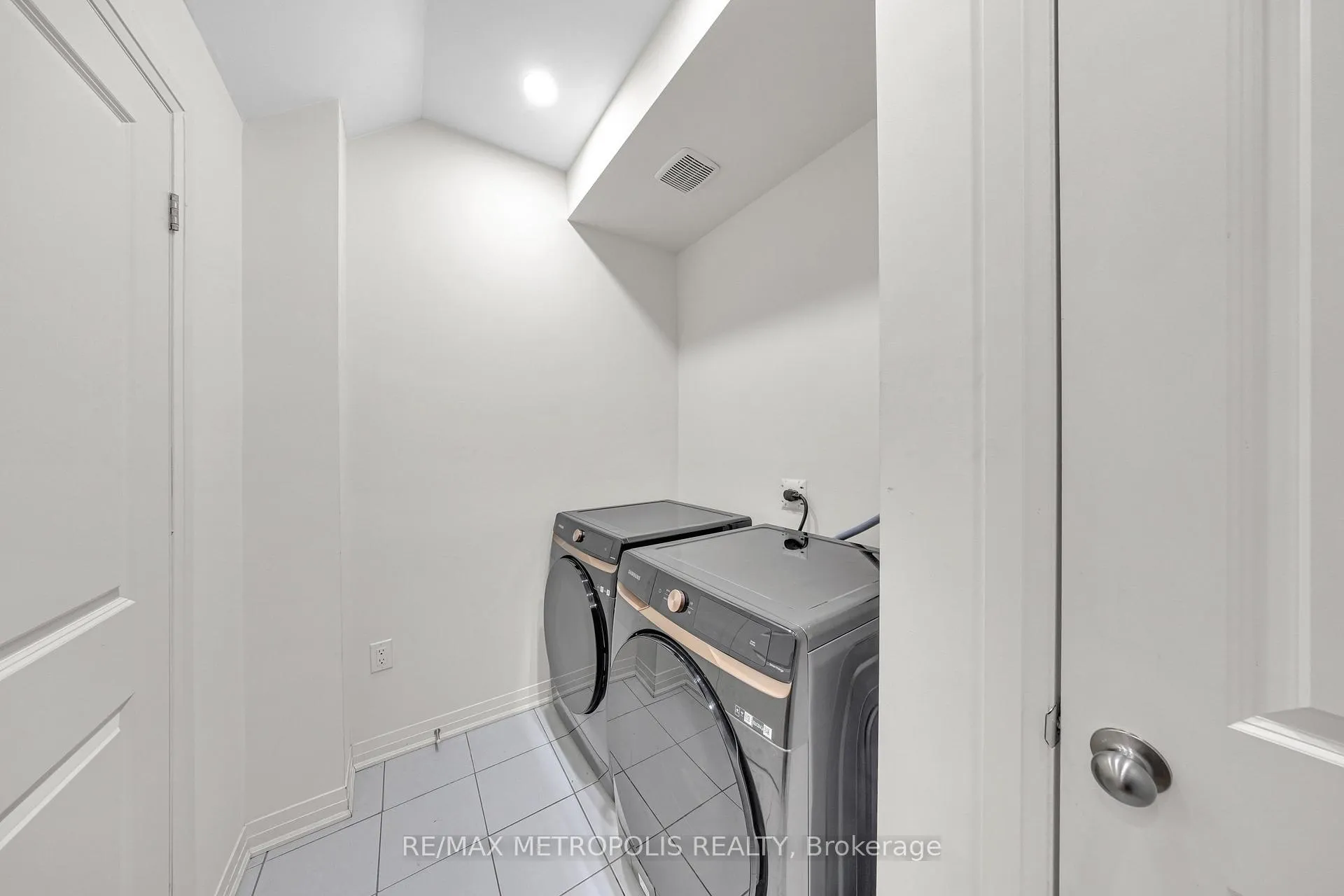 Photo 20 of 35 Clipper Lane, Clarington, Bowmanville — HOMEH