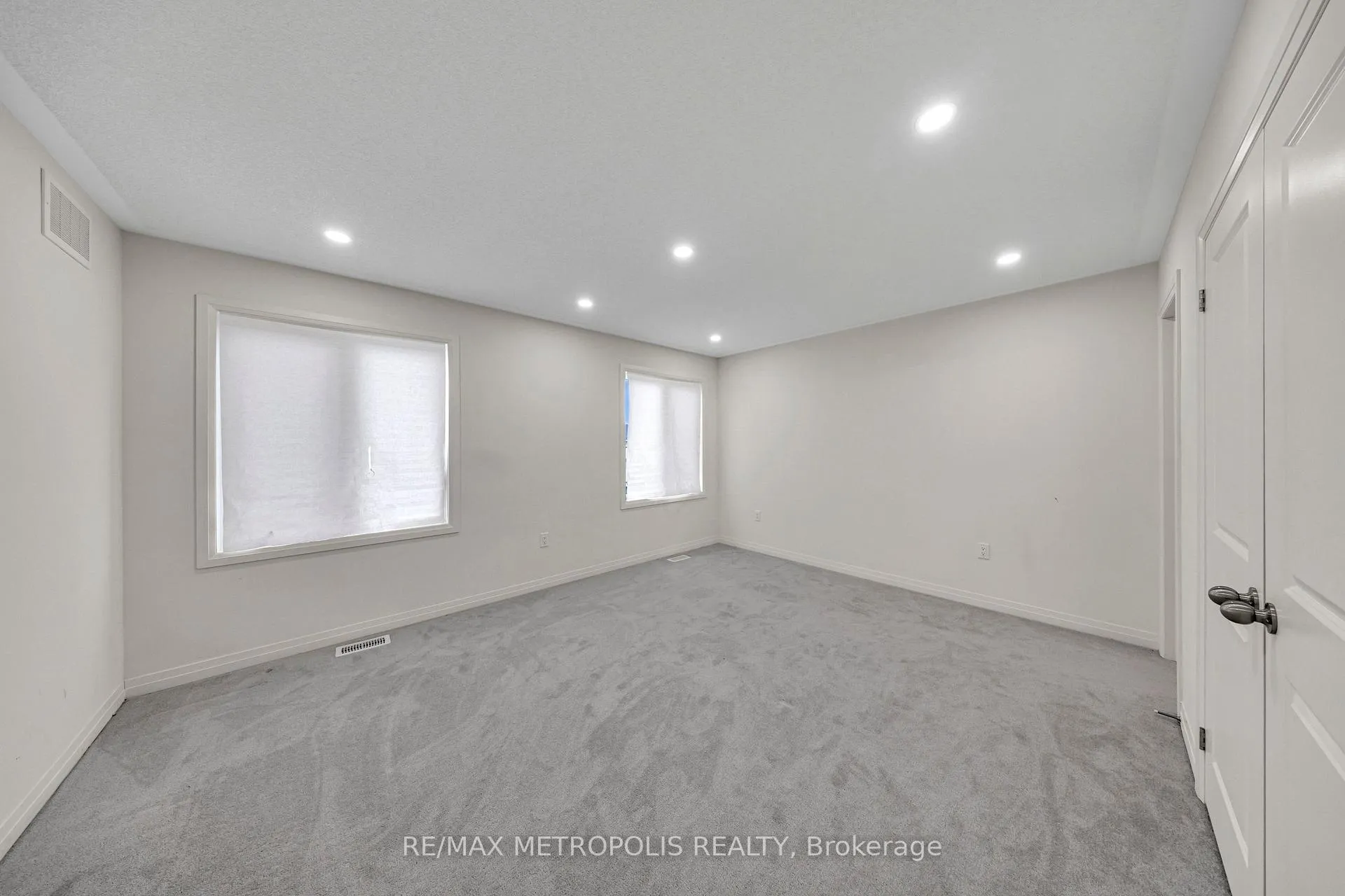 Photo 33 of 35 Clipper Lane, Clarington, Bowmanville — HOMEH