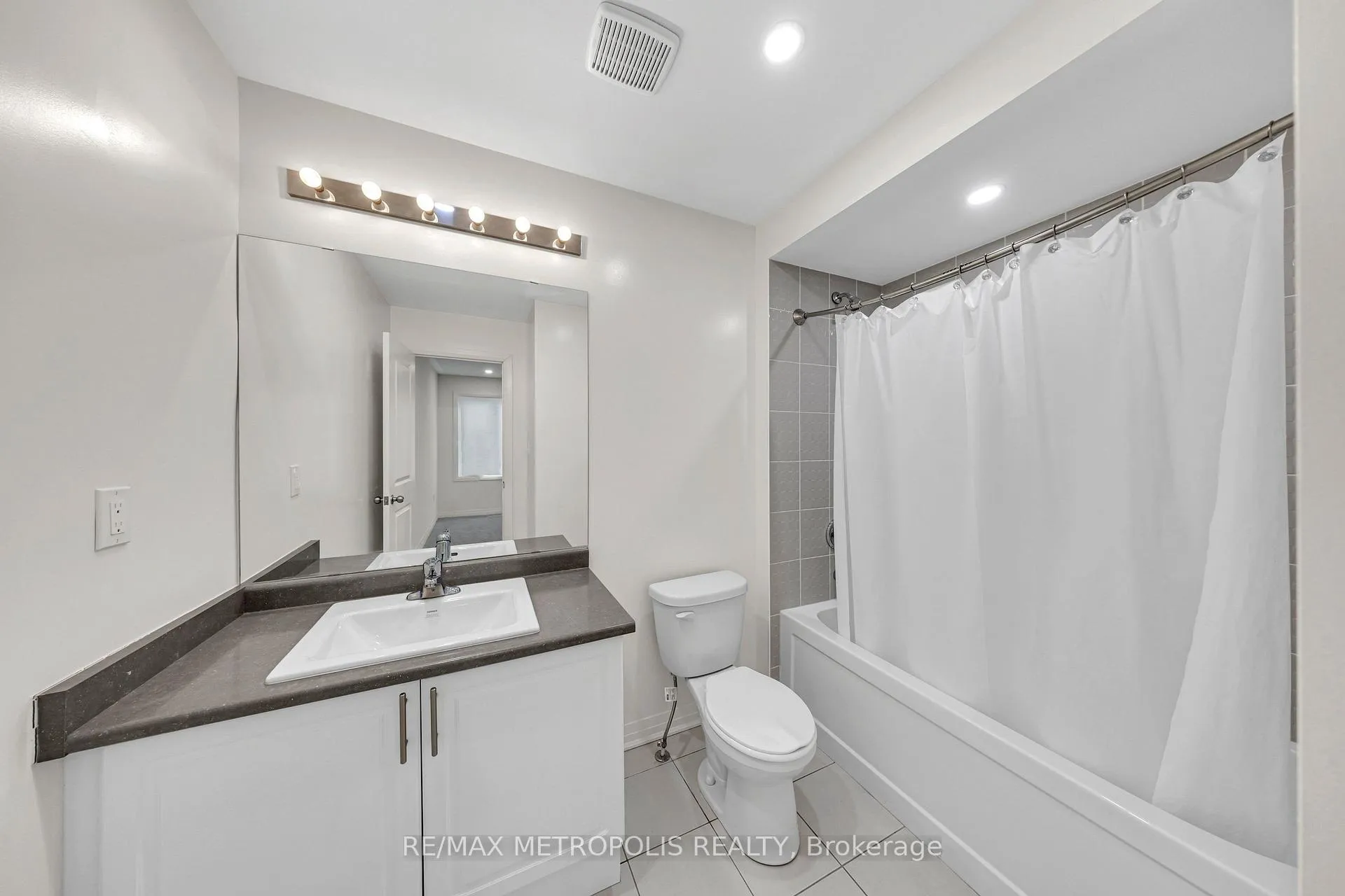 Photo 36 of 35 Clipper Lane, Clarington, Bowmanville — HOMEH