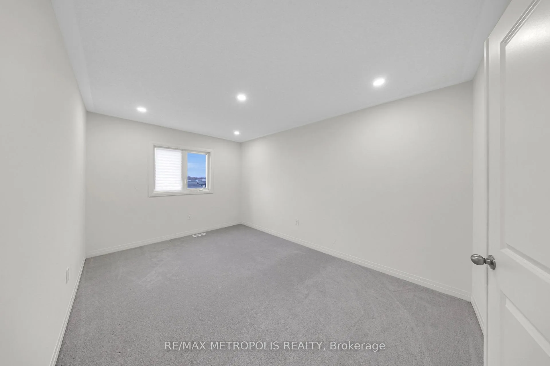 Photo 38 of 35 Clipper Lane, Clarington, Bowmanville — HOMEH