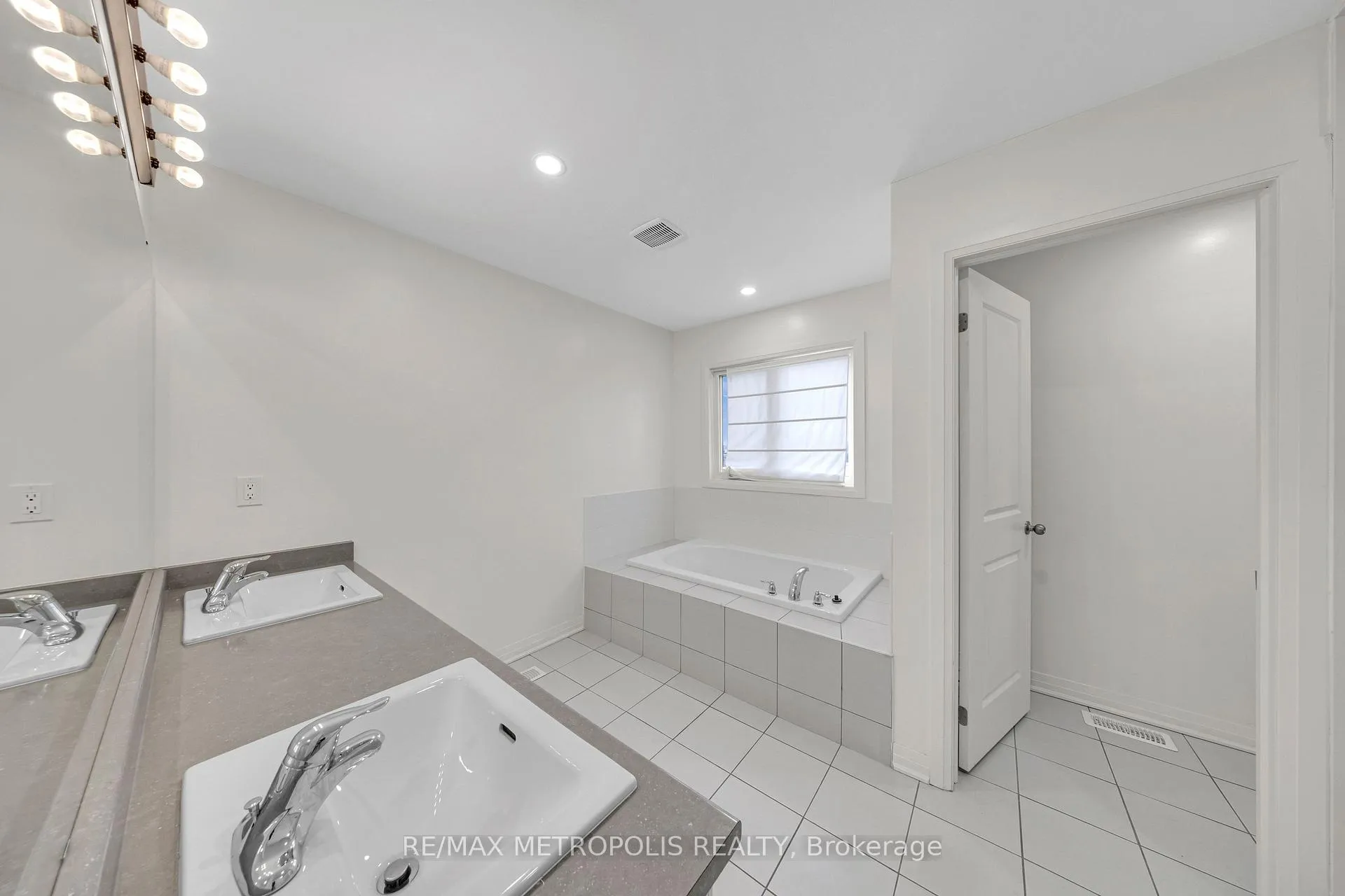Photo 46 of 35 Clipper Lane, Clarington, Bowmanville — HOMEH