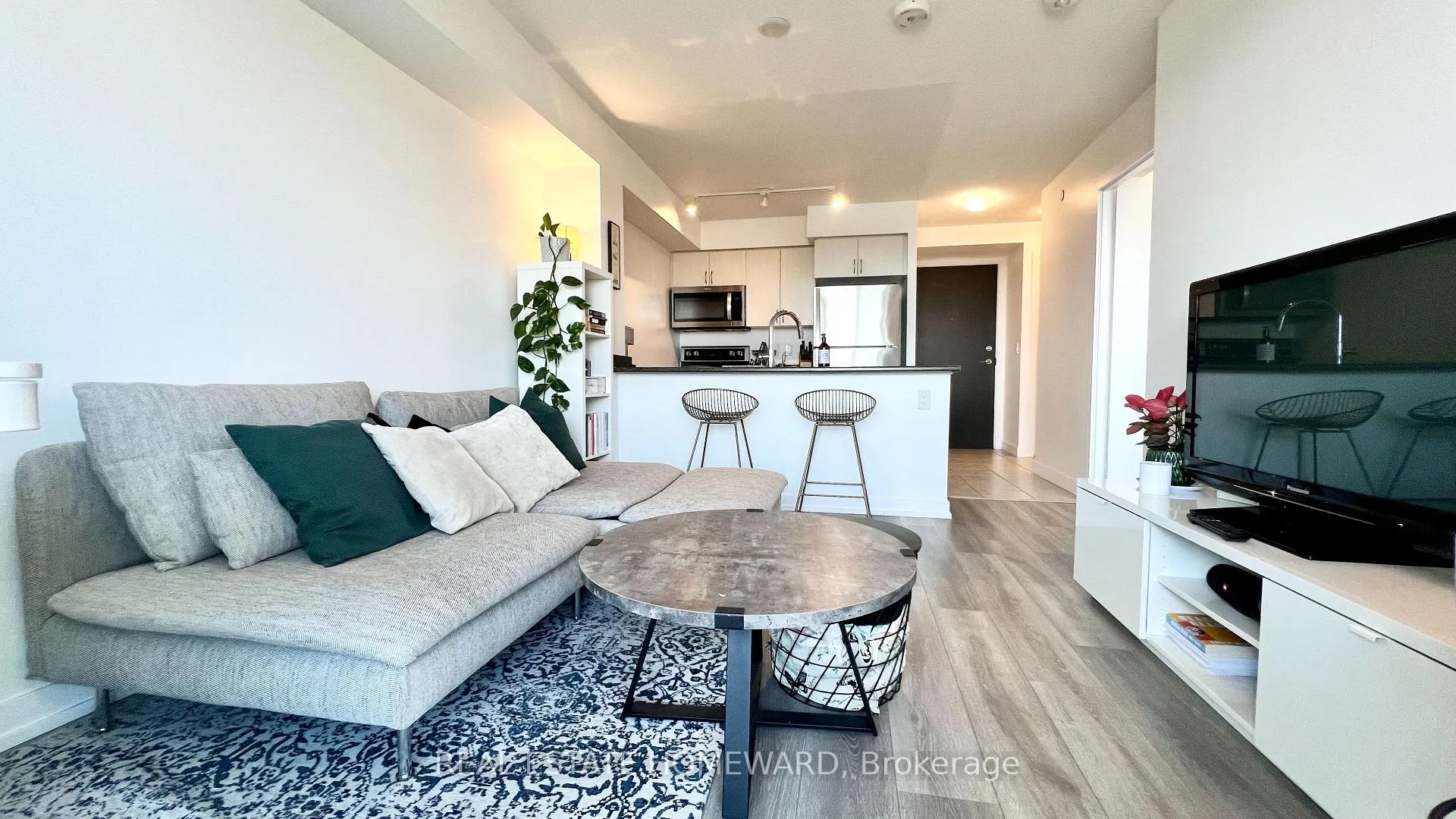 Front of Unit 912, 8 Trent Avenue