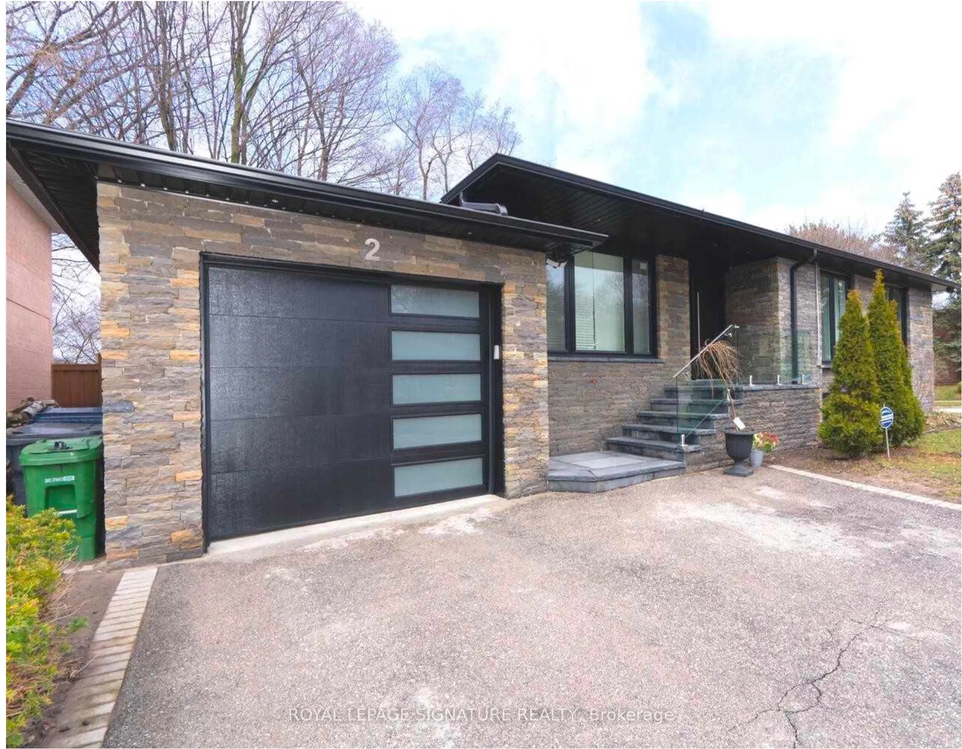 Photo 3 of 2 Groveland Crescent, North York, Parkwoods-Donalda — HOMEH