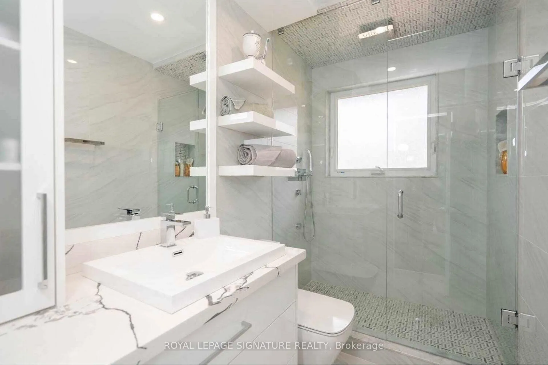 Photo 14 of 2 Groveland Crescent, North York, Parkwoods-Donalda — HOMEH