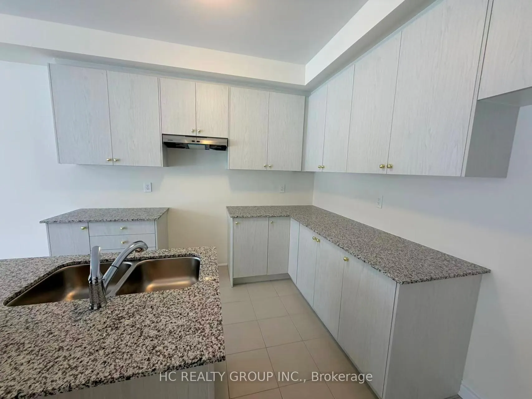Photo 5 of 693 Ribstone Court, Oshawa, Pinecrest — HOMEH