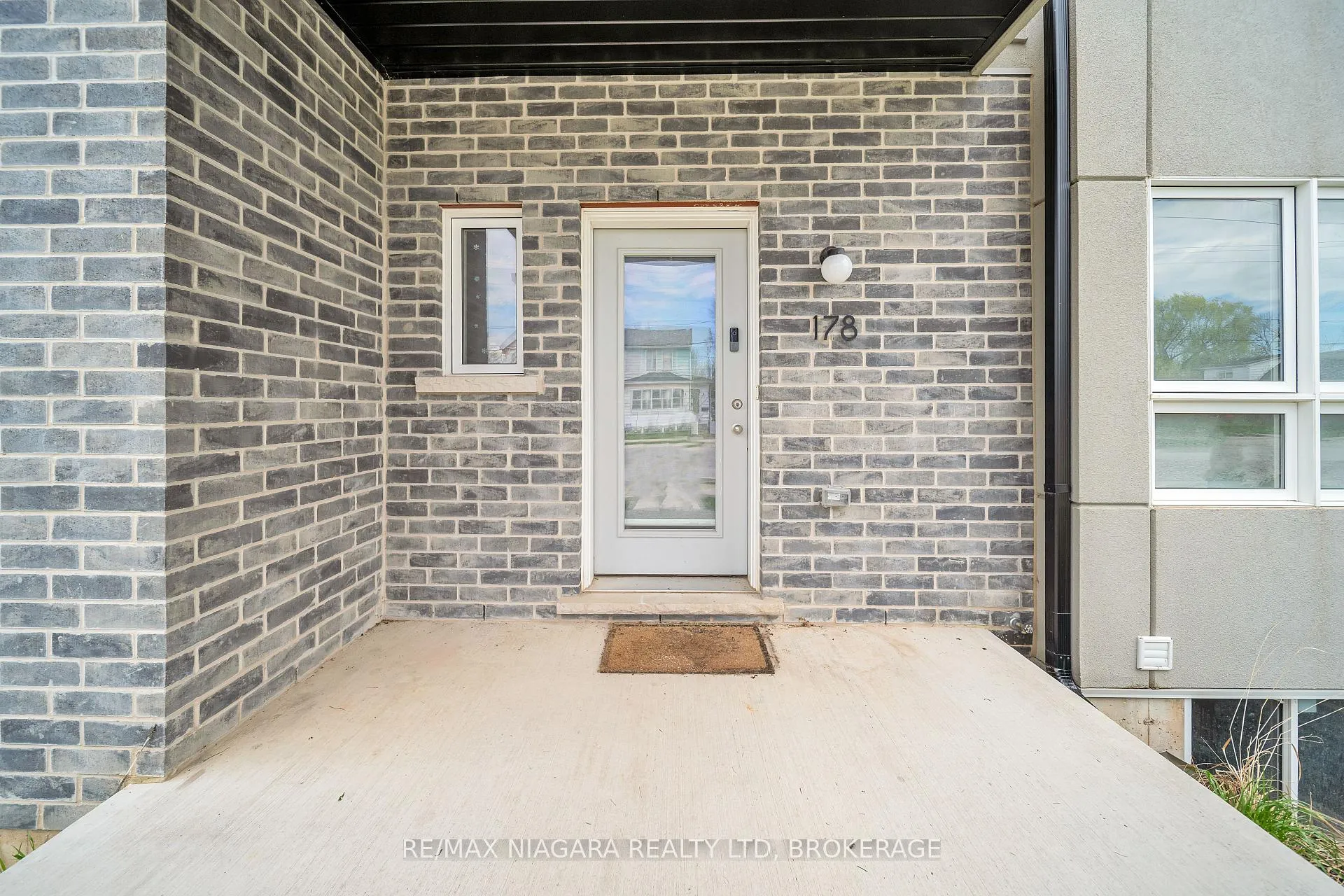 Photo 3 of 178 Broadway Lane, Welland, Broadway — HOMEH