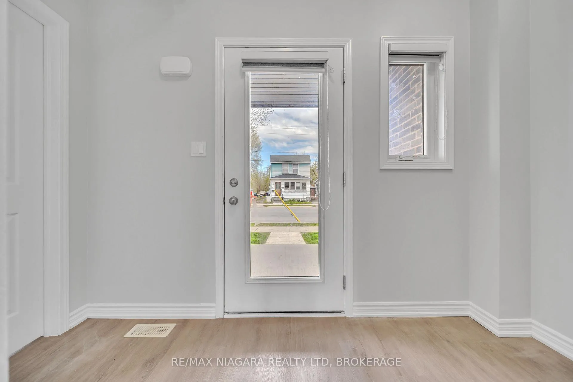 Photo 4 of 178 Broadway Lane, Welland, Broadway — HOMEH