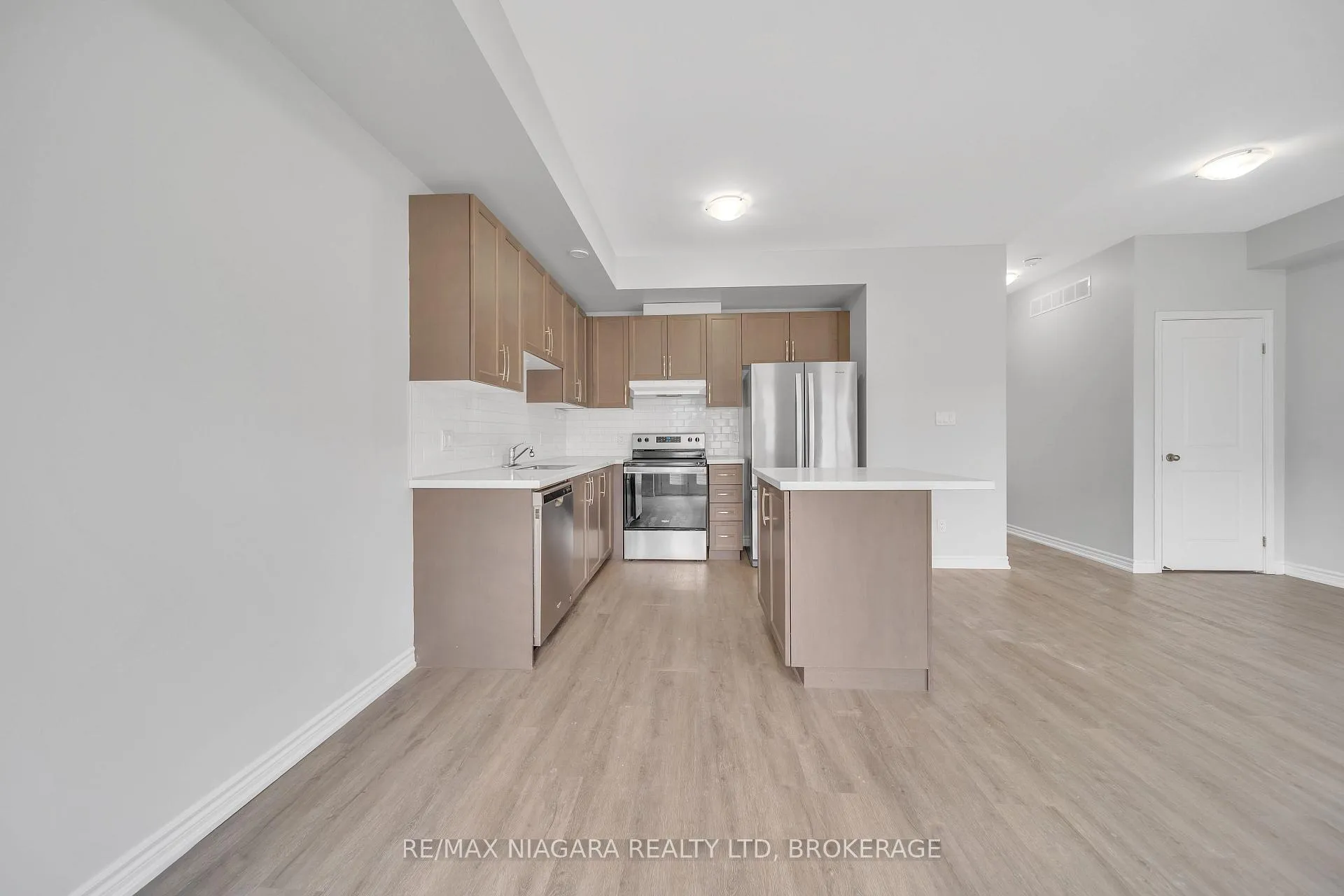 Photo 5 of 178 Broadway Lane, Welland, Broadway — HOMEH