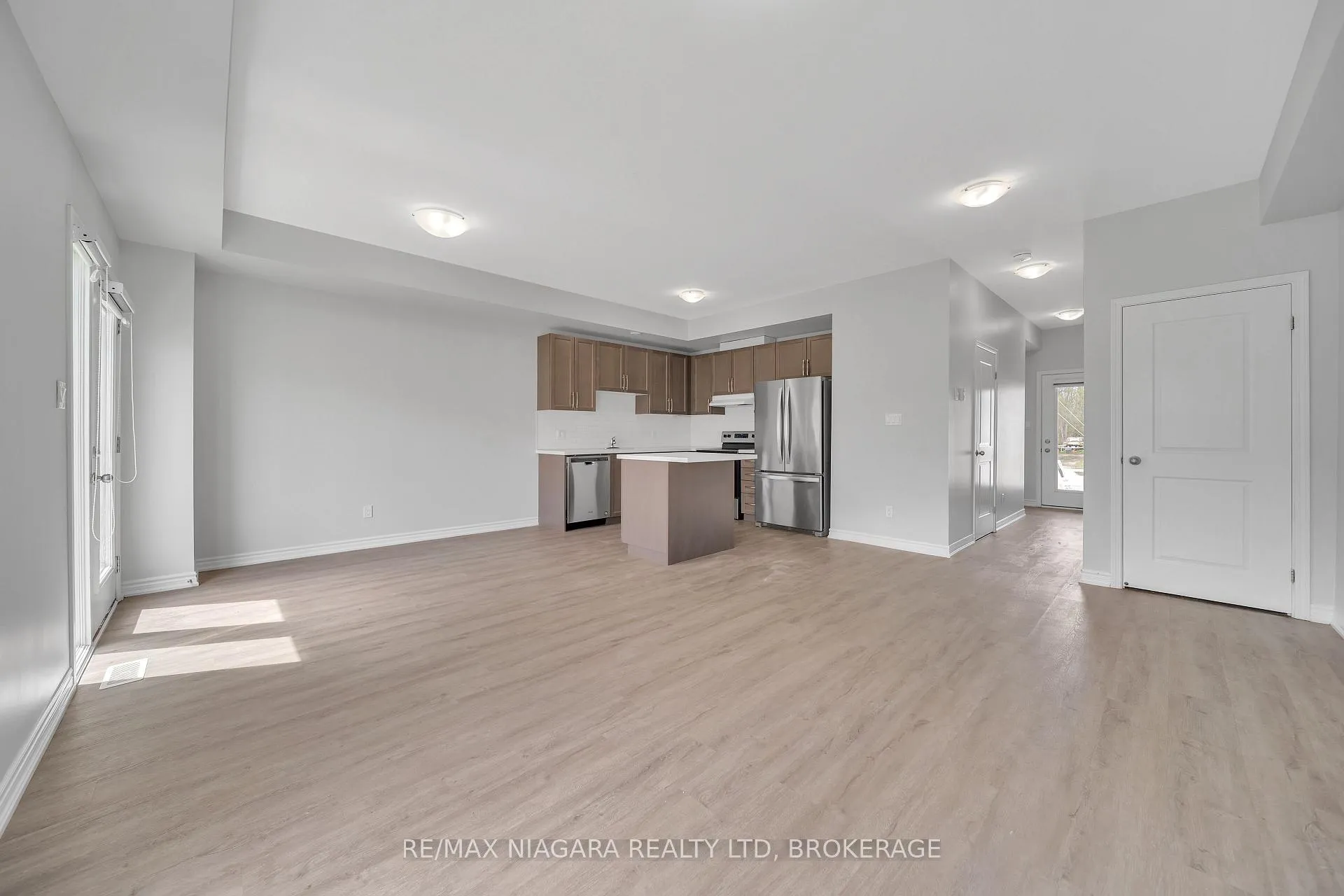 Photo 6 of 178 Broadway Lane, Welland, Broadway — HOMEH