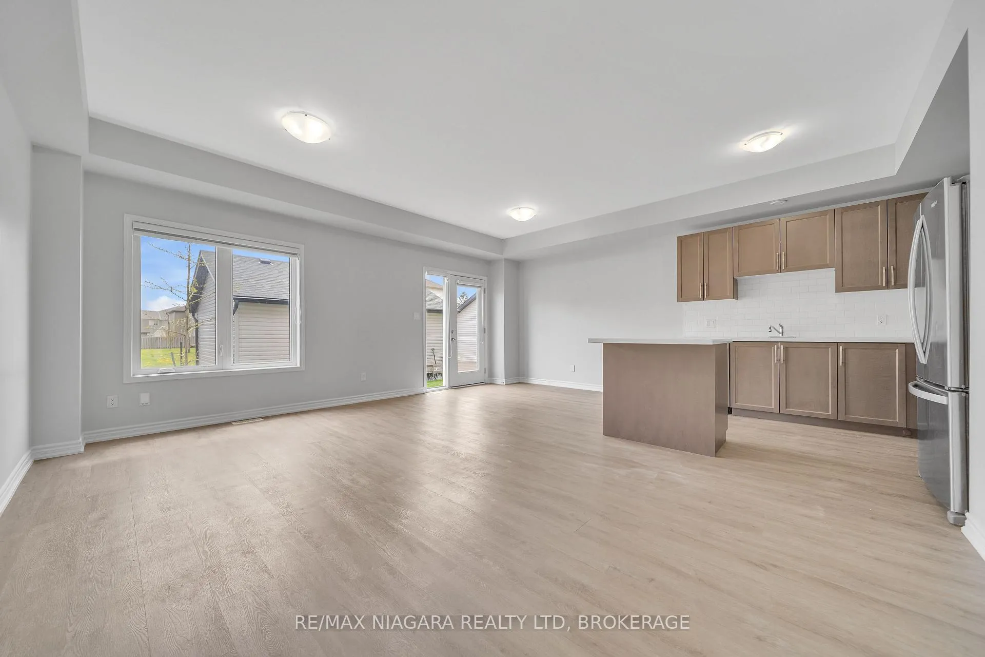 Photo 8 of 178 Broadway Lane, Welland, Broadway — HOMEH