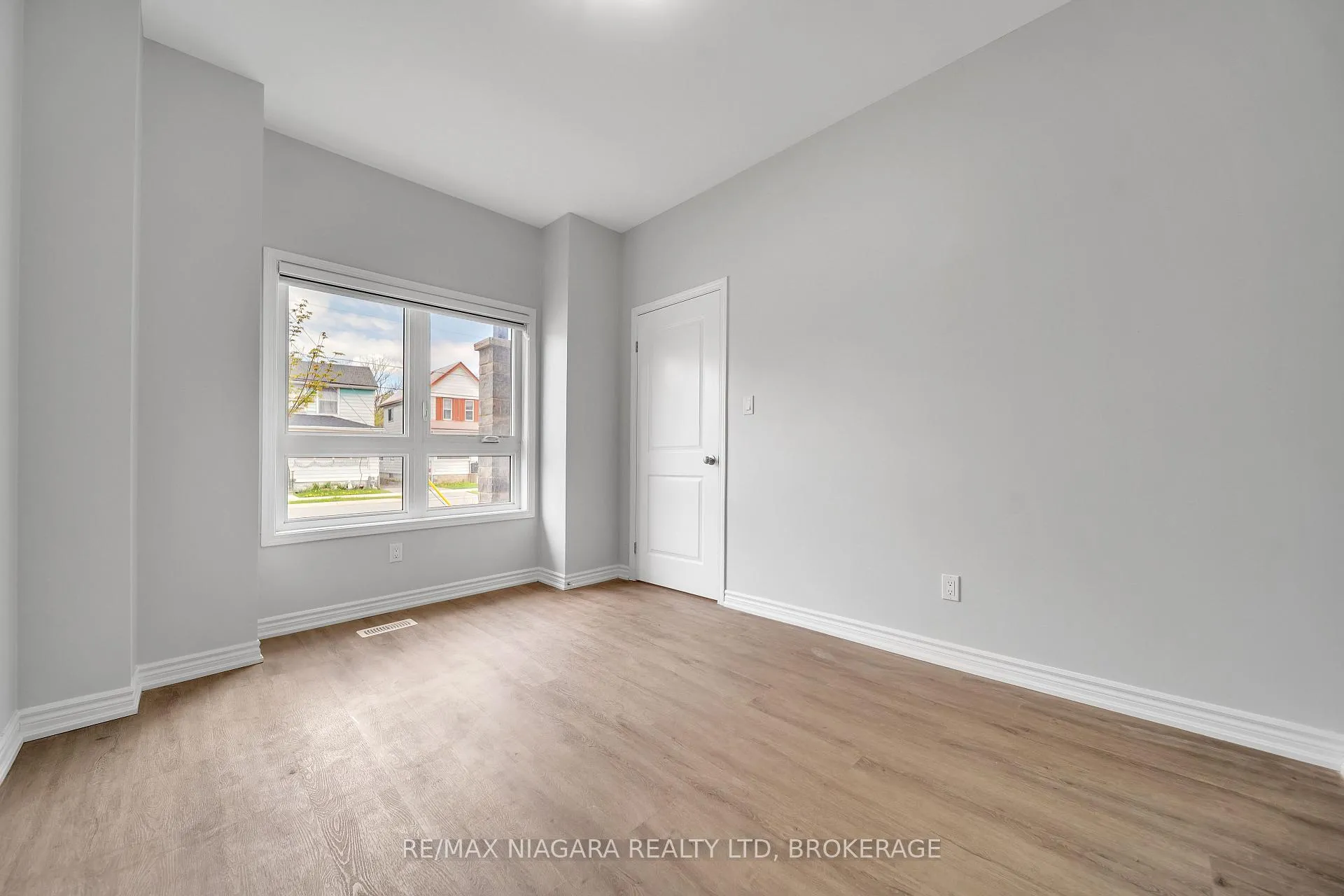 Photo 11 of 178 Broadway Lane, Welland, Broadway — HOMEH