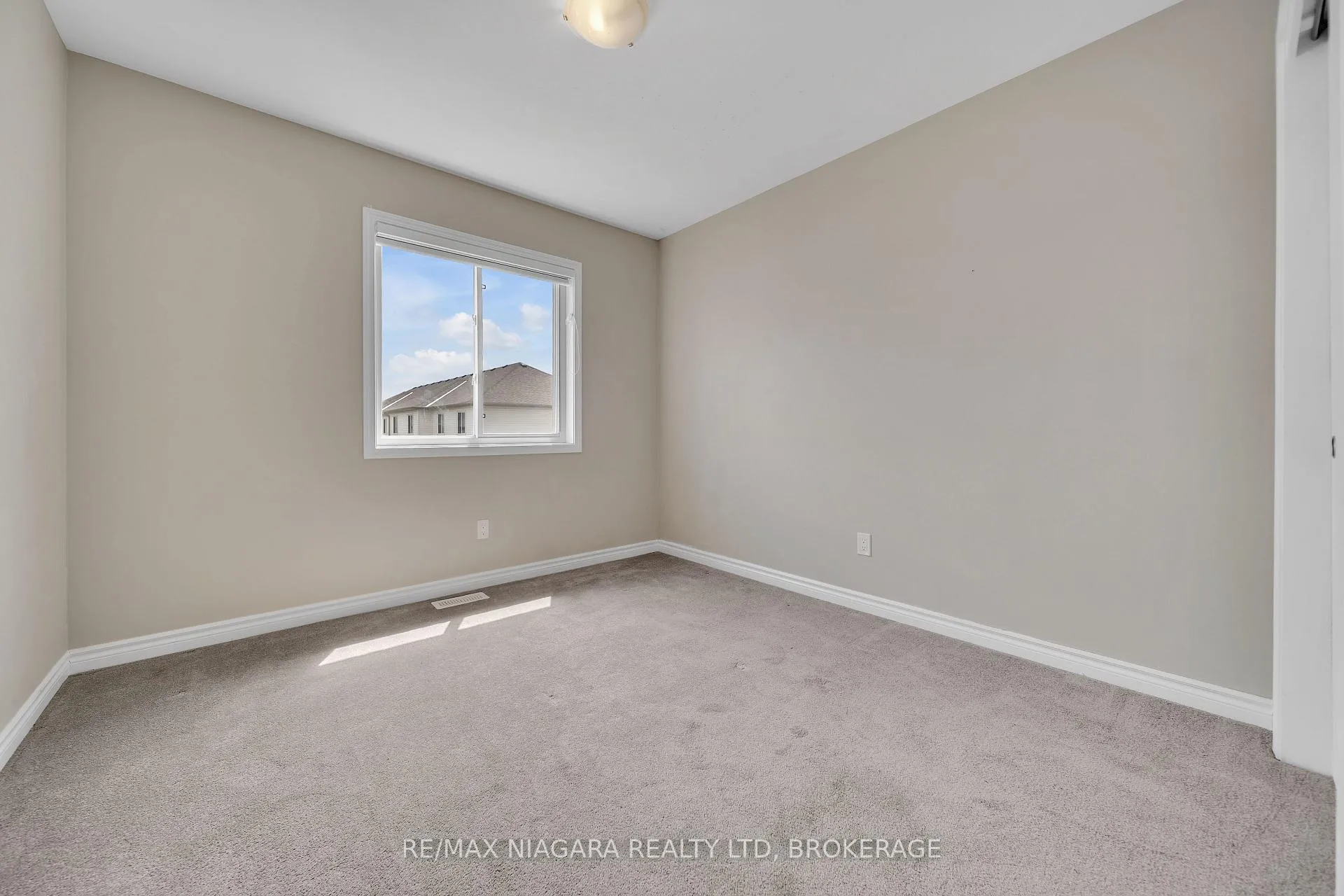 Photo 18 of 178 Broadway Lane, Welland, Broadway — HOMEH