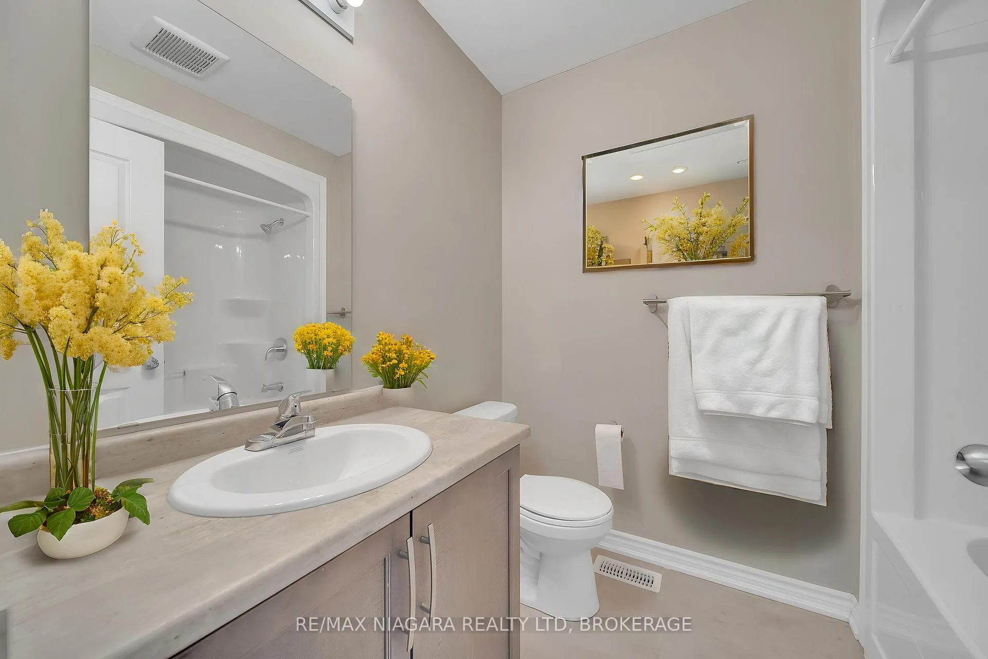 Photo 19 of 178 Broadway Lane, Welland, Broadway — HOMEH
