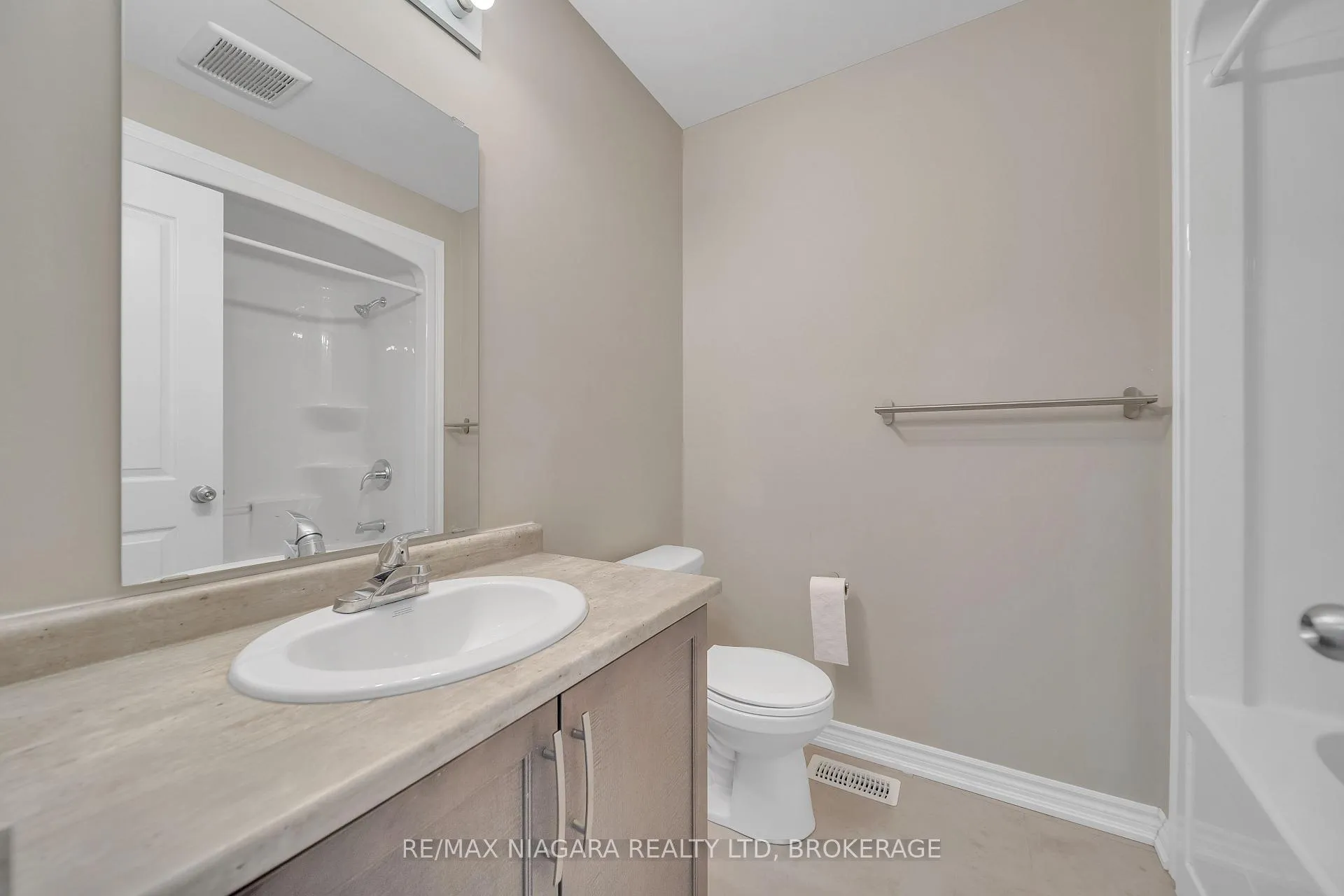 Photo 23 of 178 Broadway Lane, Welland, Broadway — HOMEH