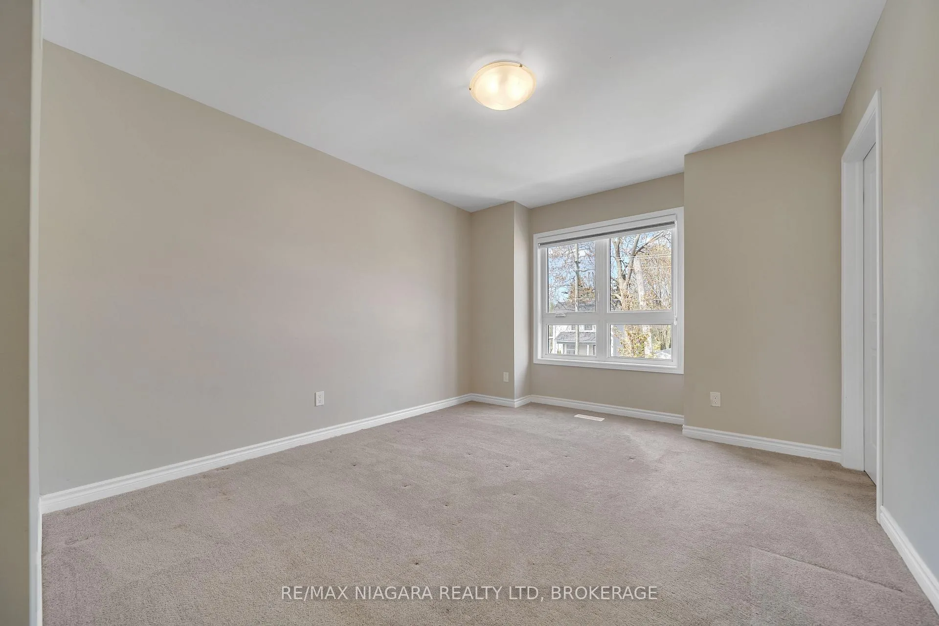 Photo 25 of 178 Broadway Lane, Welland, Broadway — HOMEH