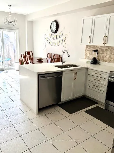 Photo 8 of 11 Kettlewell Crescent, Brampton, Sandringham-Wellington — HOMEH