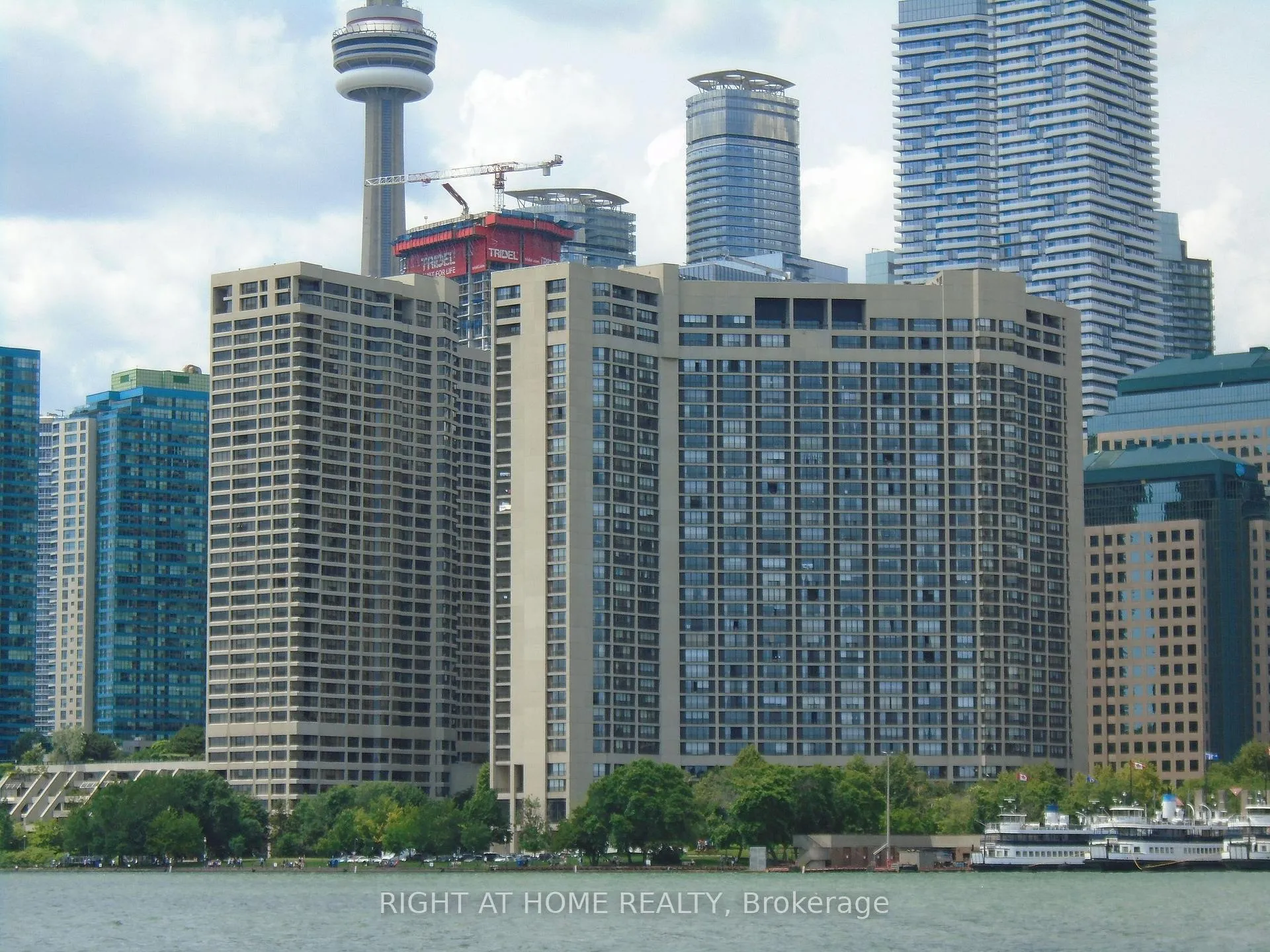 Front of Unit 838, 33 Harbour Square