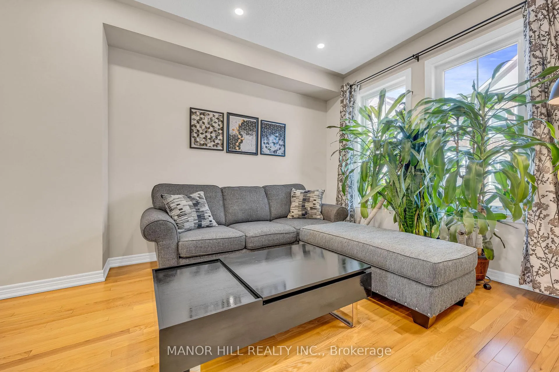 Photo 5 of Unit 12, 10 Porter Avenue W, Vaughan, West Woodbridge — HOMEH