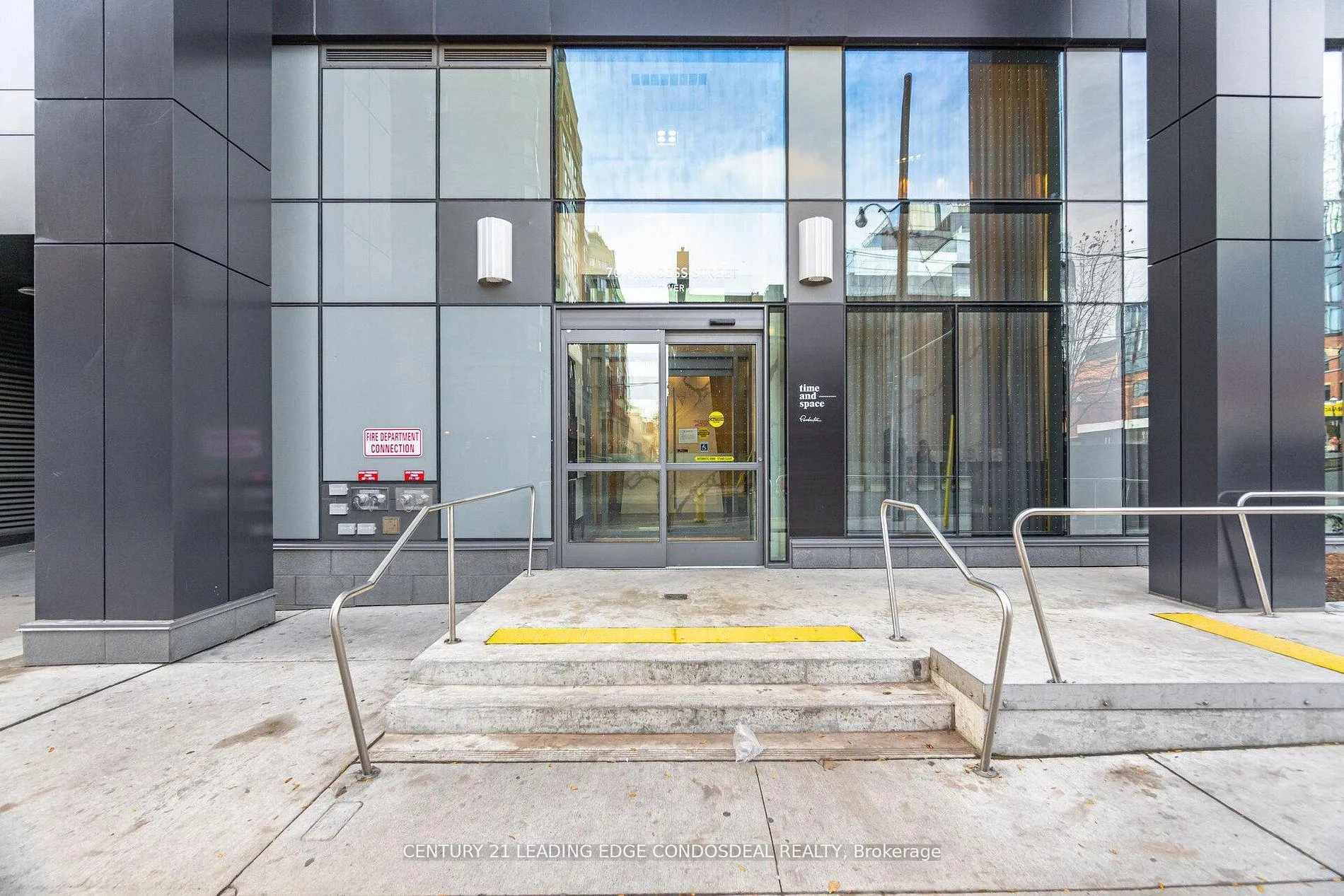 Photo 2 of Unit PH3007, 70 Princess Street, Toronto, Waterfront Communities — HOMEH