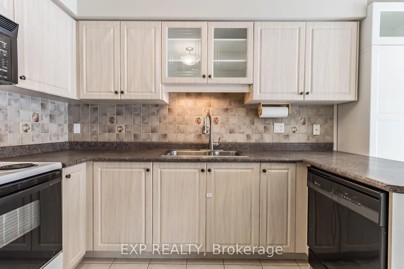 Photo 10 of 32 Pavin Crescent, Caledon, Bolton East — HOMEH