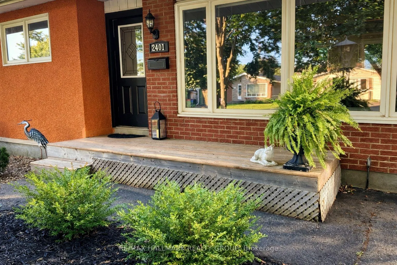 Photo 3 of 2401 Magnus Avenue, Ottawa, Hawthorne Meadows — HOMEH