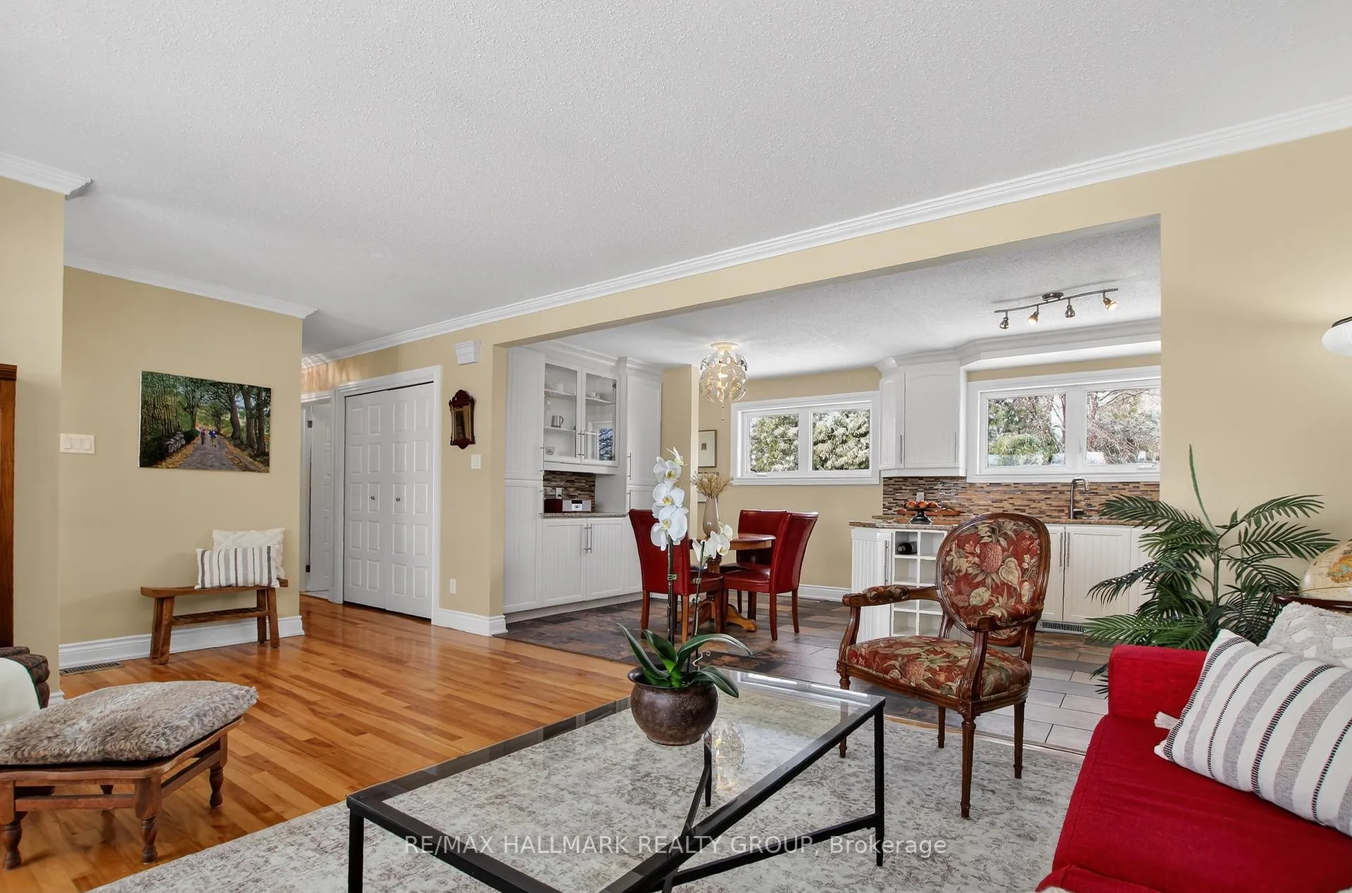 Photo 4 of 2401 Magnus Avenue, Ottawa, Hawthorne Meadows — HOMEH