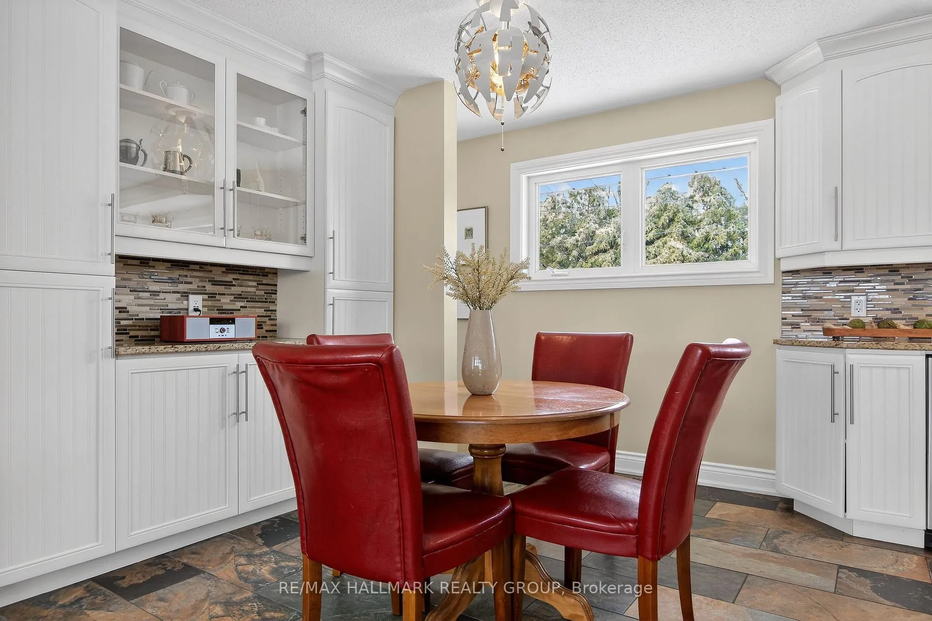 Photo 5 of 2401 Magnus Avenue, Ottawa, Hawthorne Meadows — HOMEH