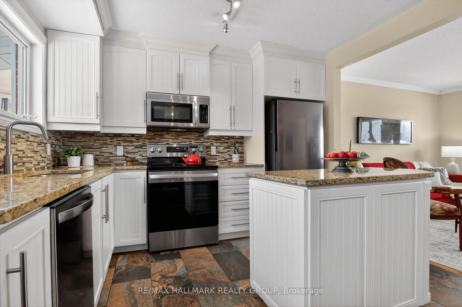 Photo 6 of 2401 Magnus Avenue, Ottawa, Hawthorne Meadows — HOMEH