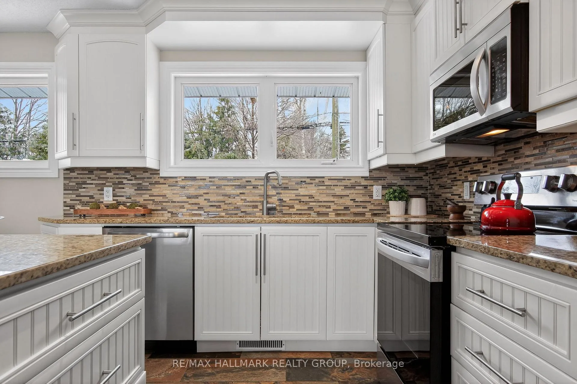 Photo 7 of 2401 Magnus Avenue, Ottawa, Hawthorne Meadows — HOMEH