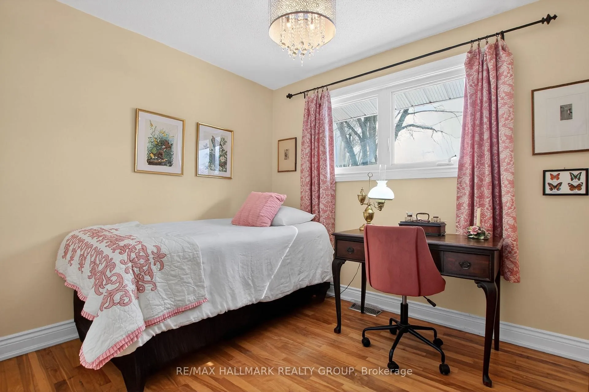 Photo 10 of 2401 Magnus Avenue, Ottawa, Hawthorne Meadows — HOMEH