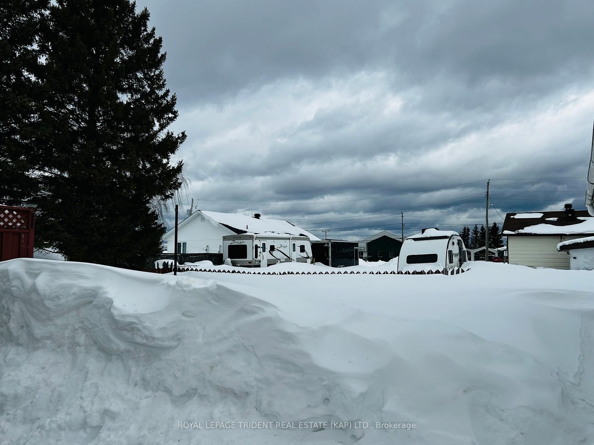 Photo 8 of 16 Albert Street N, Kapuskasing — HOMEH