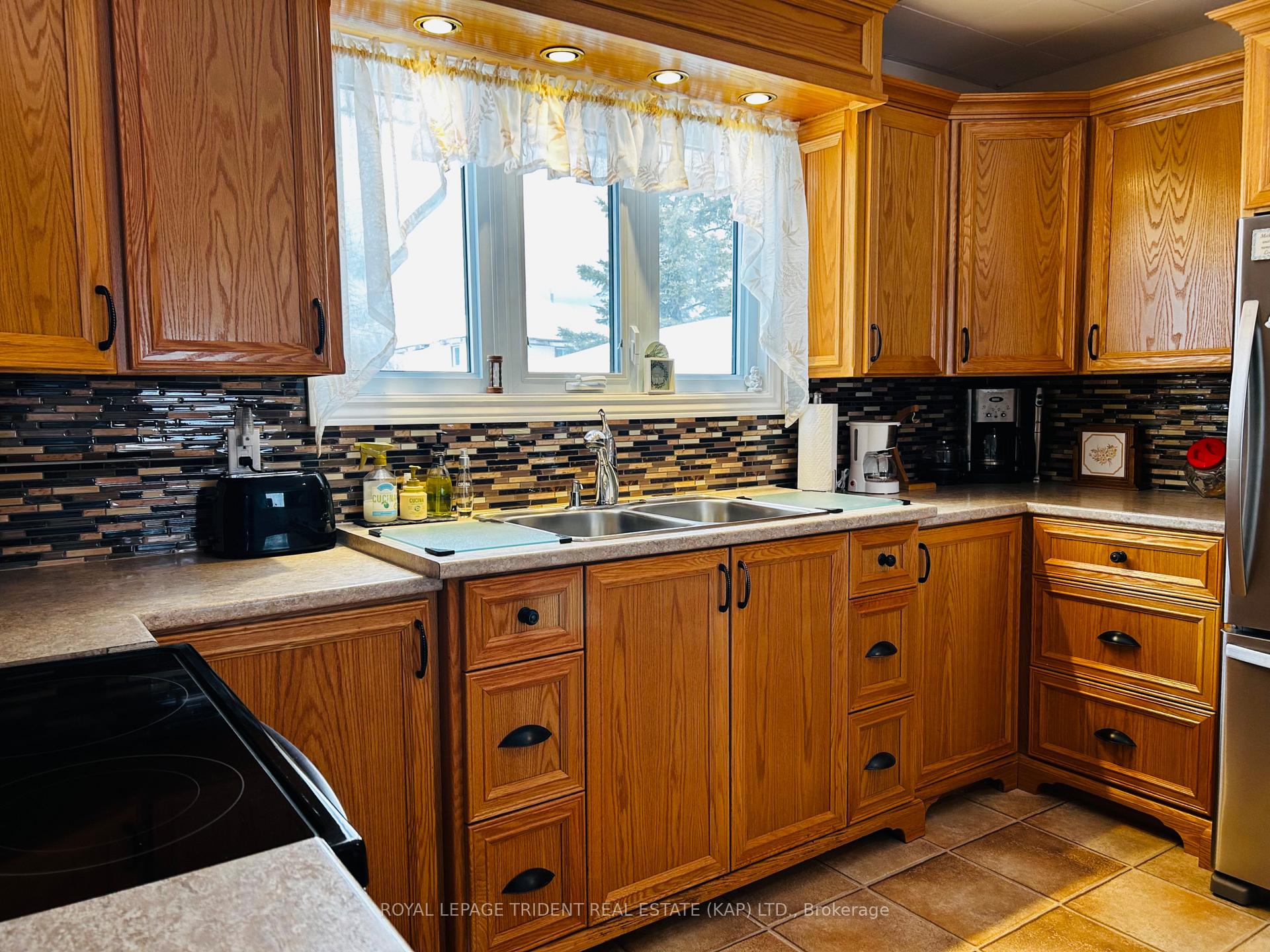 Photo 10 of 16 Albert Street N, Kapuskasing — HOMEH