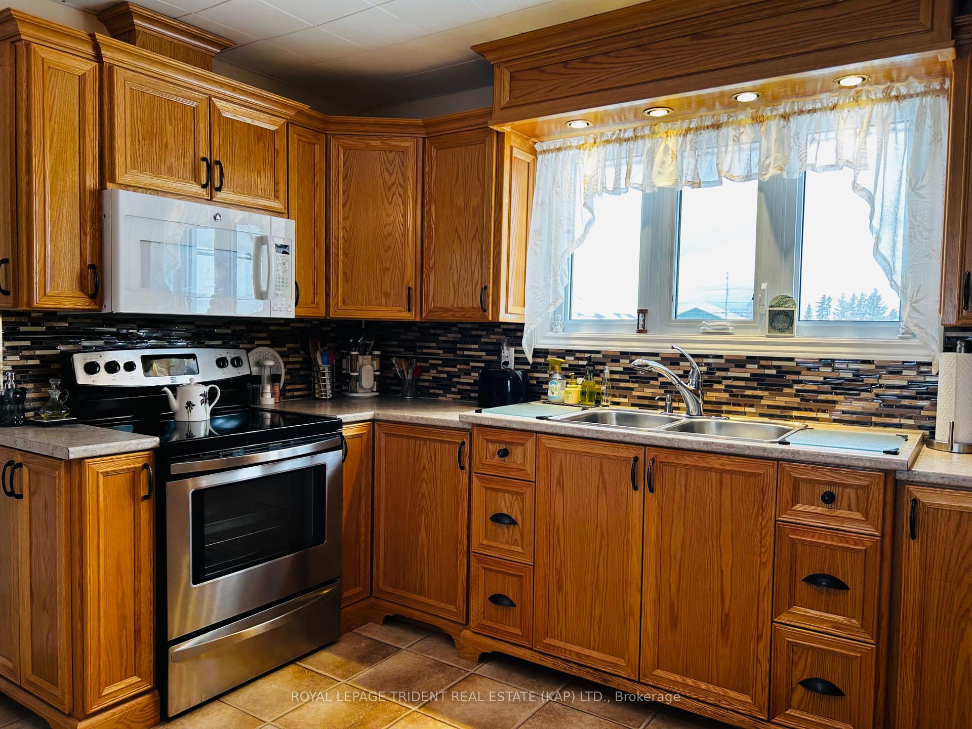 Photo 12 of 16 Albert Street N, Kapuskasing — HOMEH
