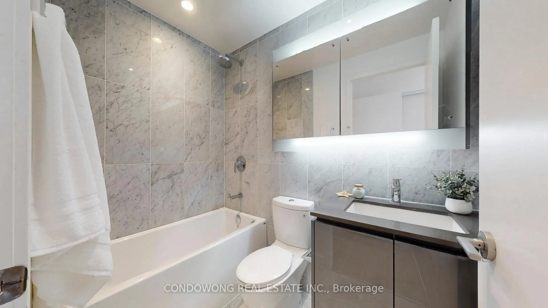 Photo 6 of Unit 3003, 117 McMahon Drive, North York, Bayview Village — HOMEH
