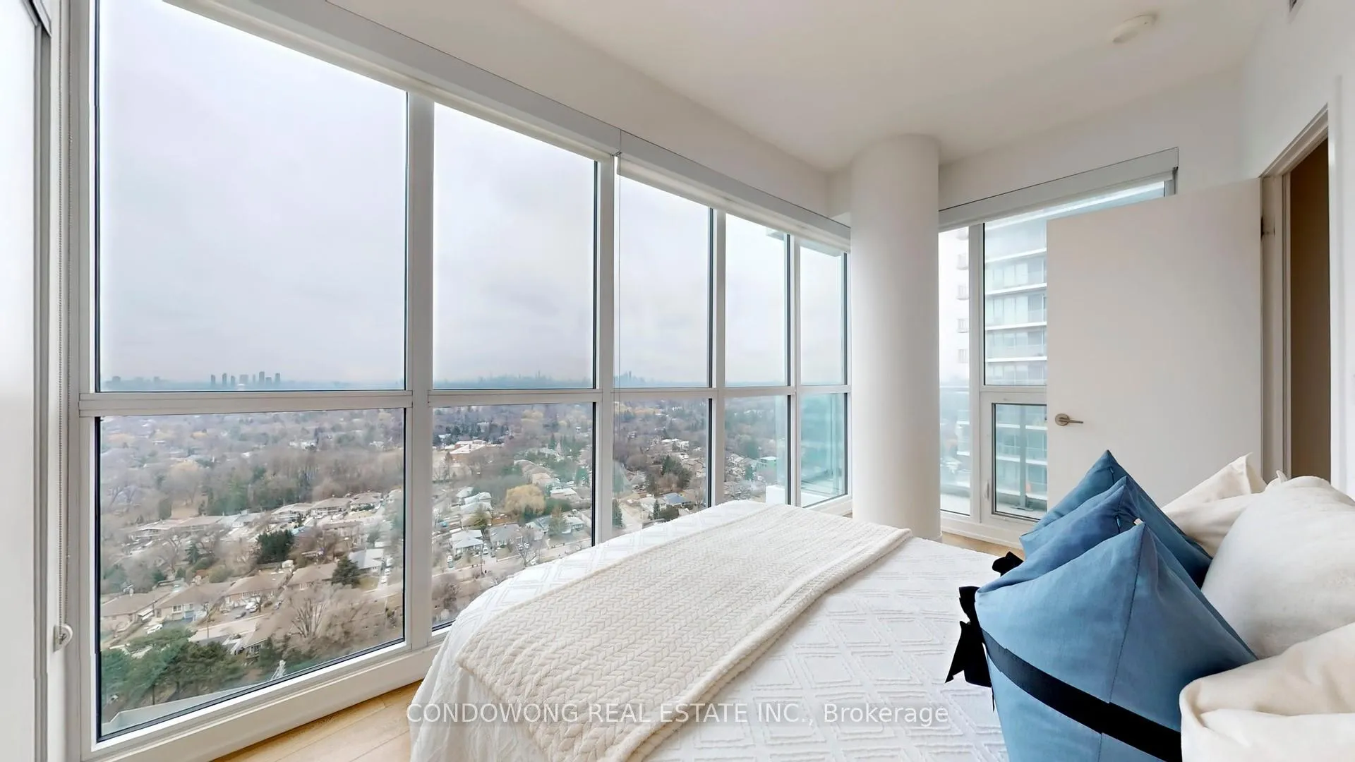 Photo 8 of Unit 3003, 117 McMahon Drive, North York, Bayview Village — HOMEH