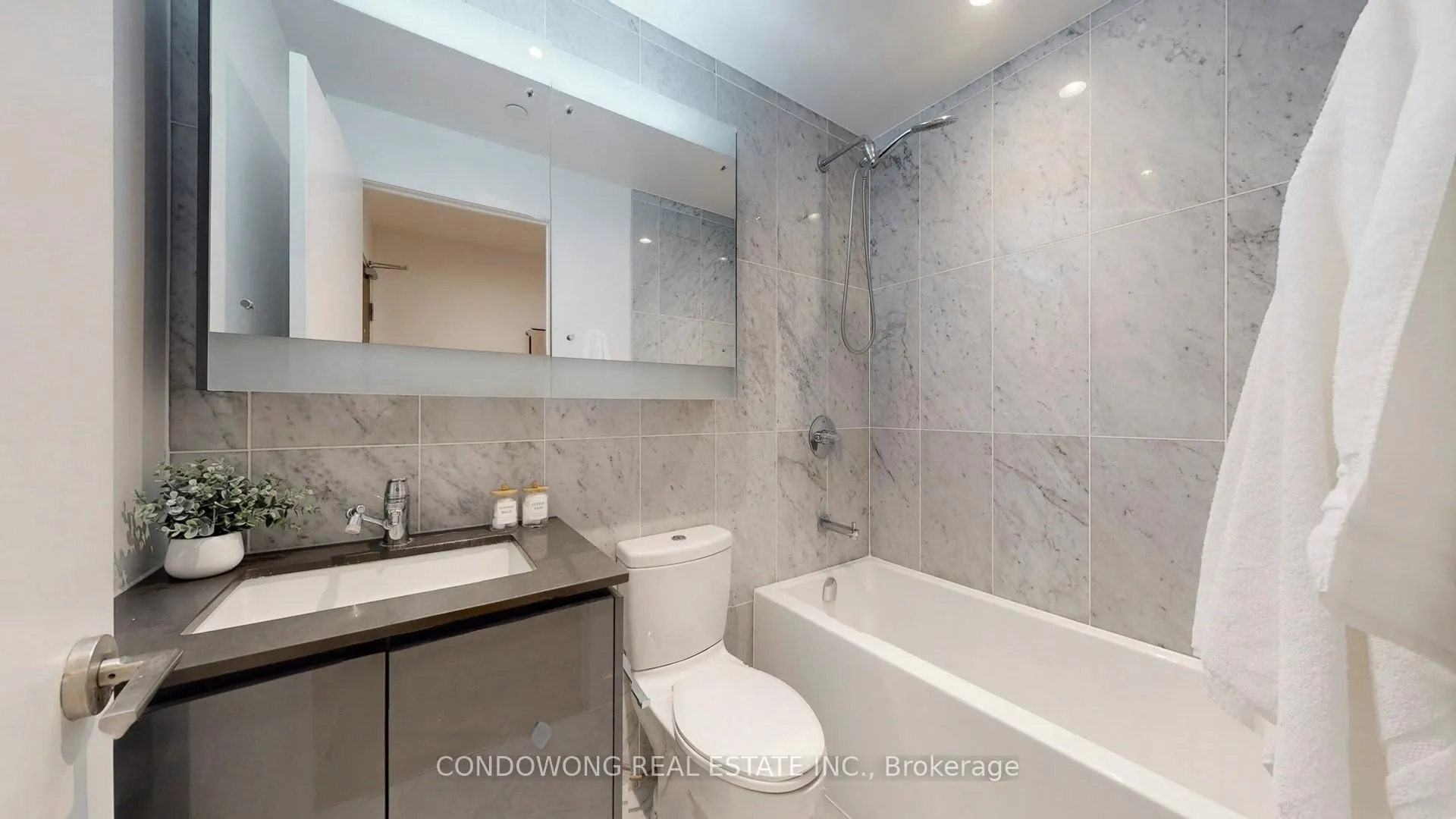 Photo 9 of Unit 3003, 117 McMahon Drive, North York, Bayview Village — HOMEH