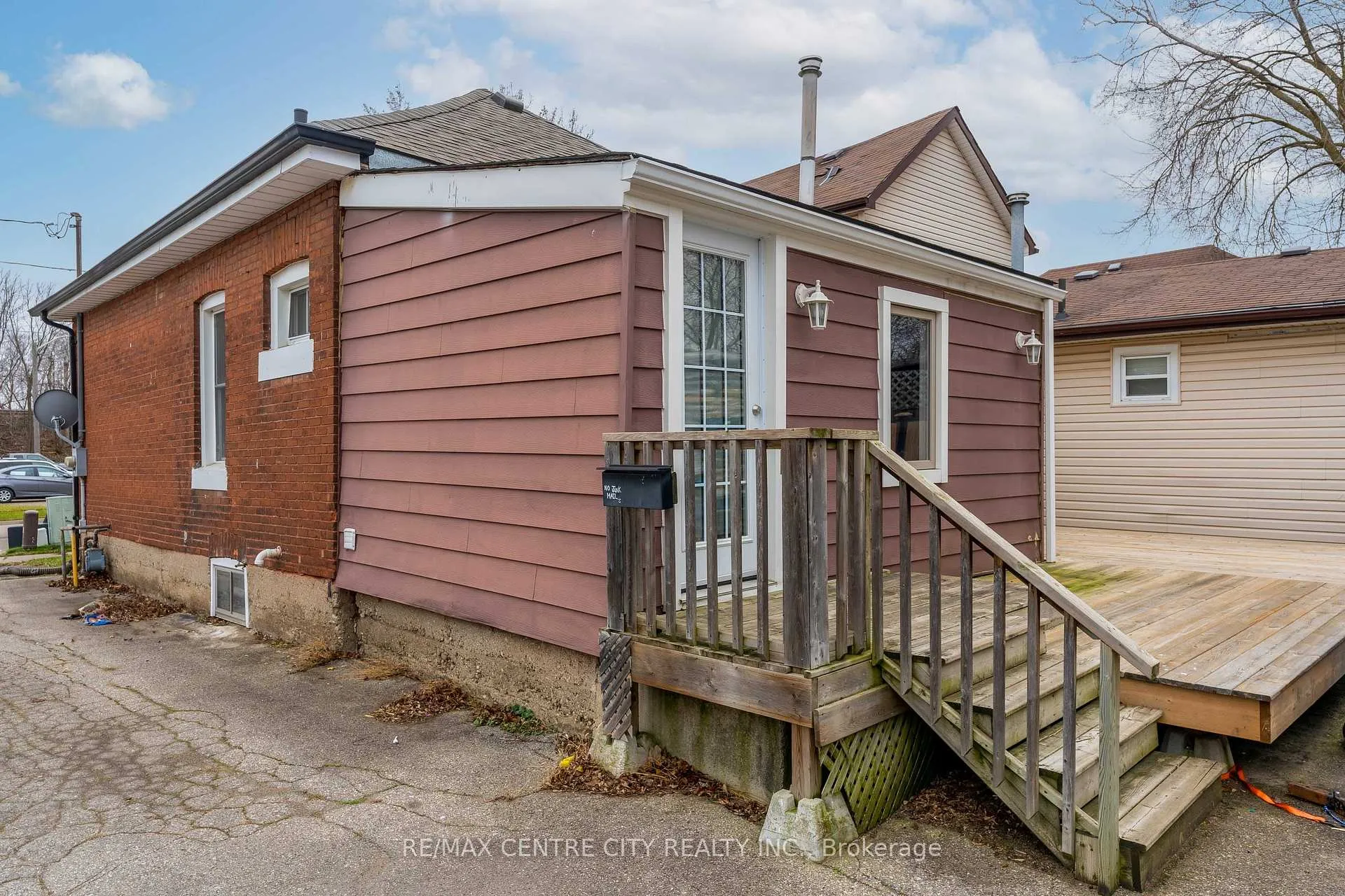 Photo 2 of 24 Bruce Street, Brantford — HOMEH