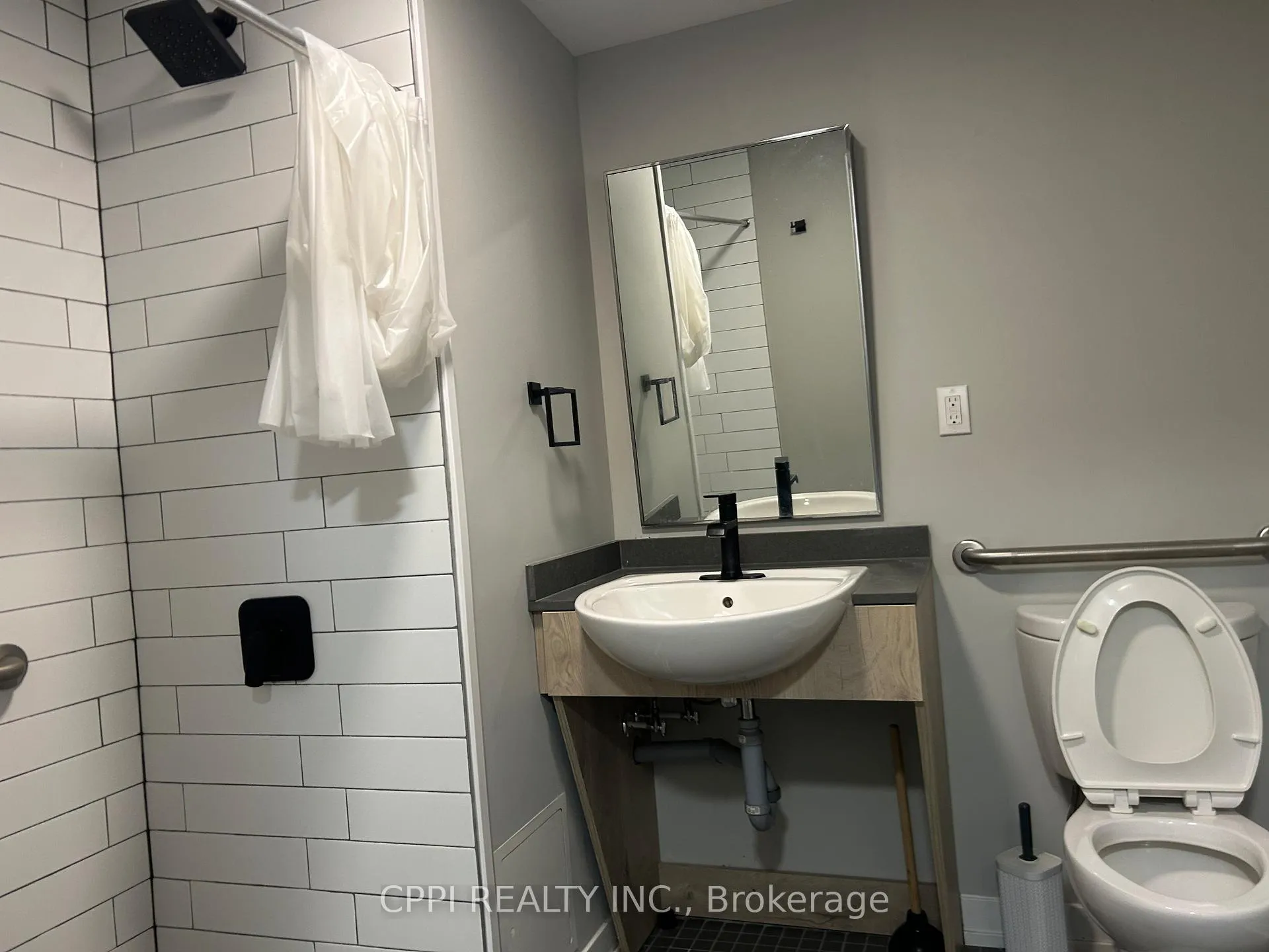 Photo 5 of Unit 402, 70 King Street E, Oshawa, Central — HOMEH