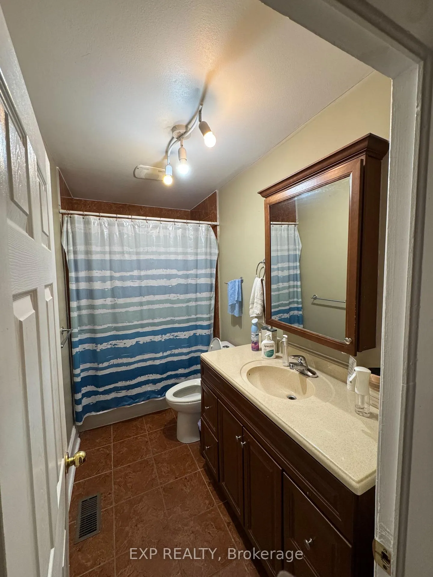 Photo 6 of Unit Unit 1, 72 Barrette Street, Ottawa, Vanier — HOMEH