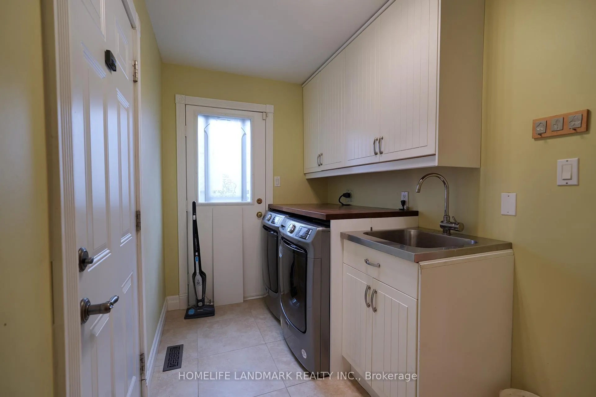 Photo 13 of 10 Lehman Crescent, Markham, Markham Village — HOMEH