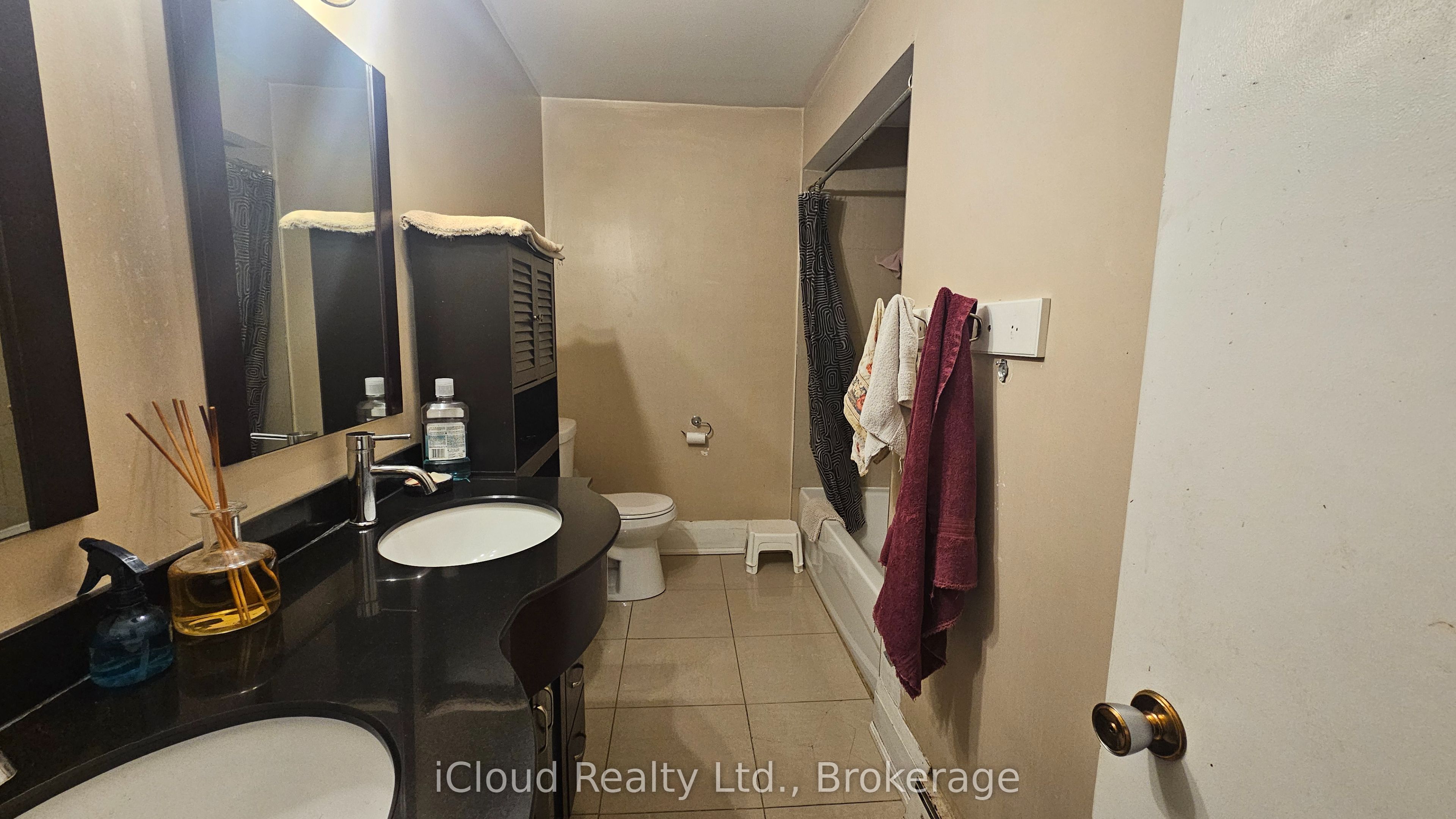 Photo 5 of Unit A, 1847 Lawrence Avenue, Scarborough, Wexford-Maryvale — HOMEH