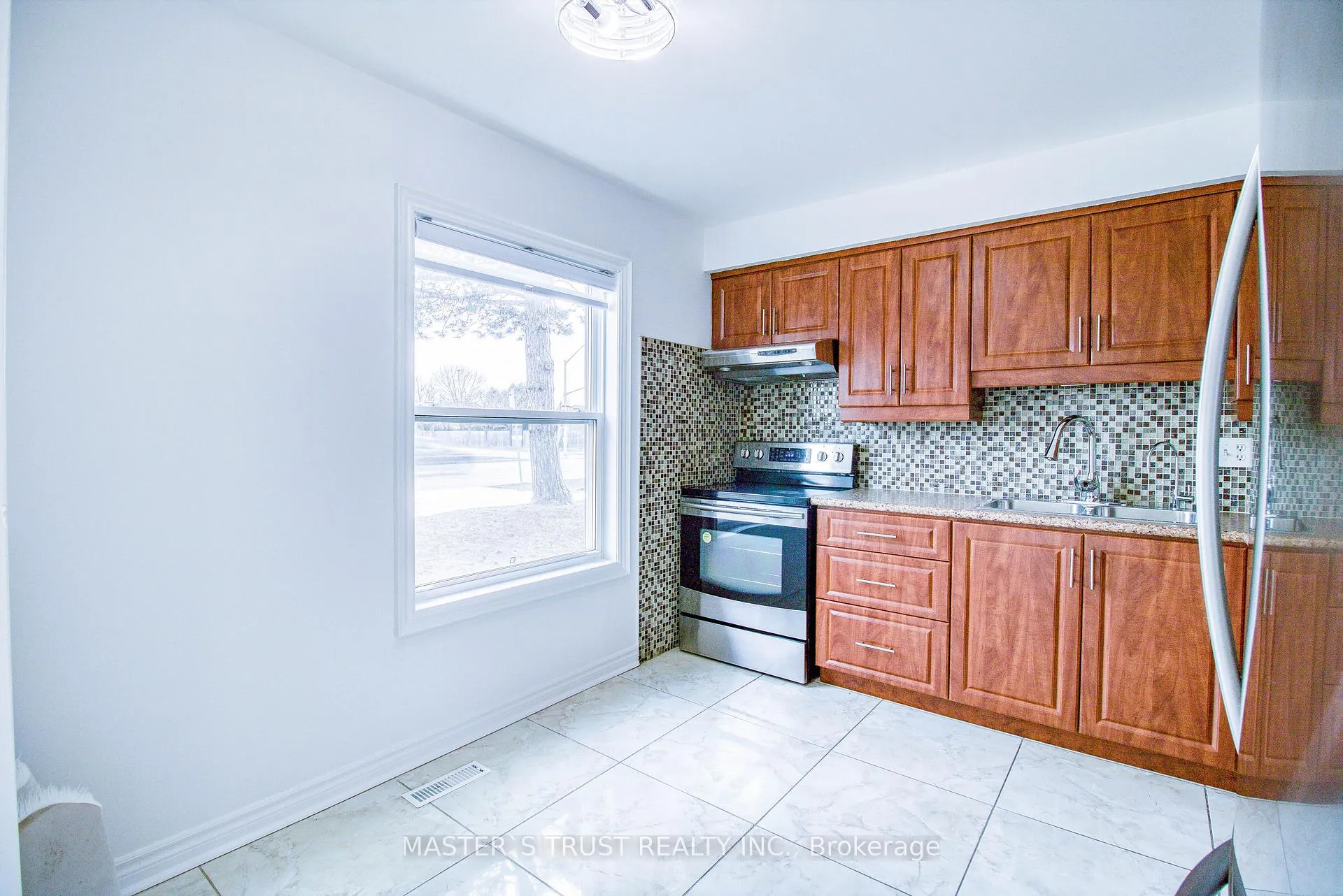Photo 4 of Unit 1, 900 Central Park Drive, Brampton, Northgate — HOMEH