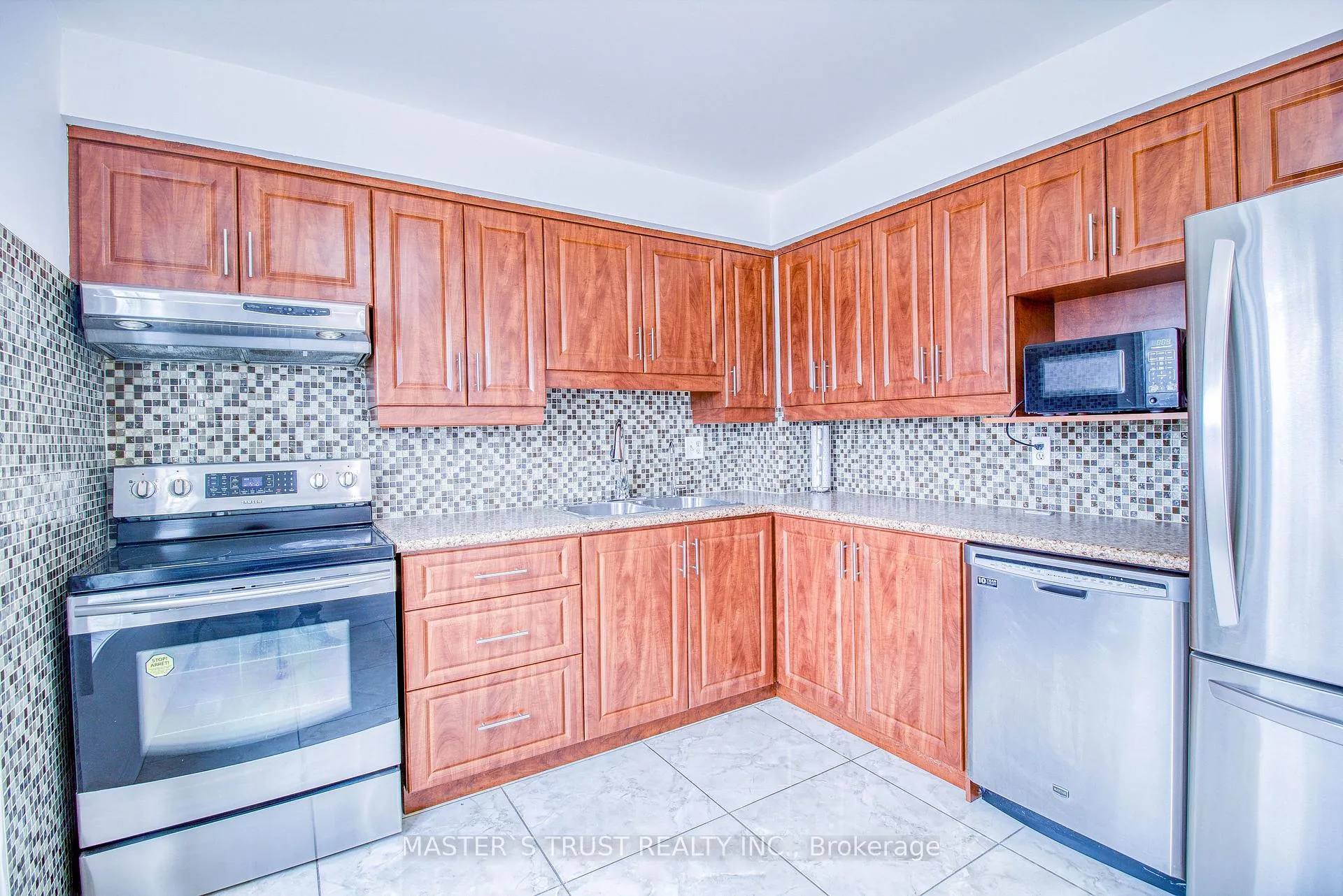 Photo 5 of Unit 1, 900 Central Park Drive, Brampton, Northgate — HOMEH