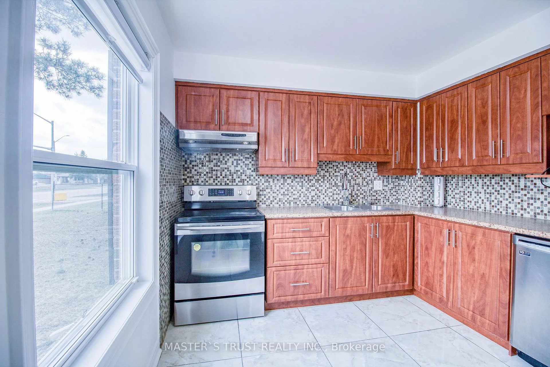 Photo 6 of Unit 1, 900 Central Park Drive, Brampton, Northgate — HOMEH